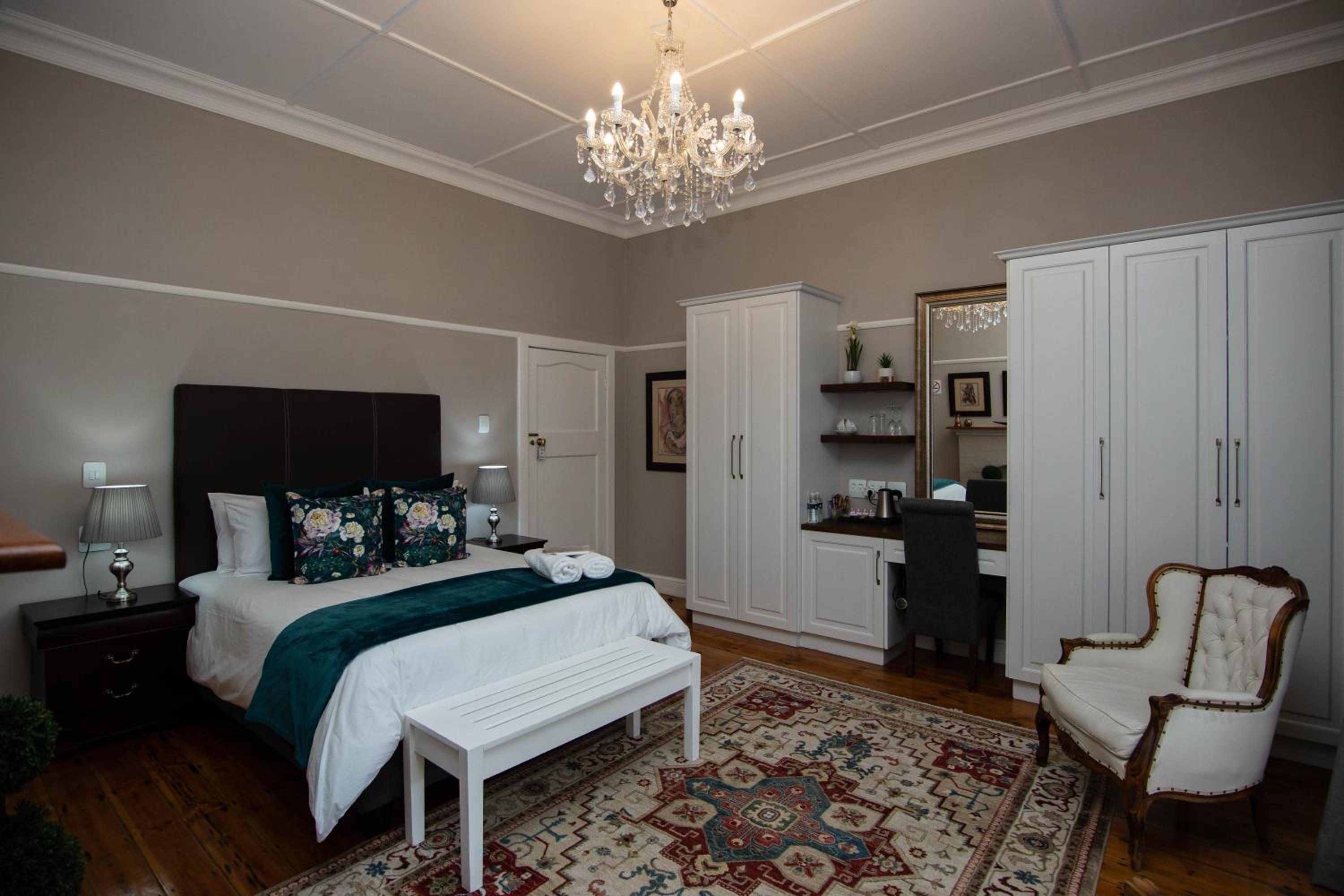 Deluxe Queen Room - Photo 5