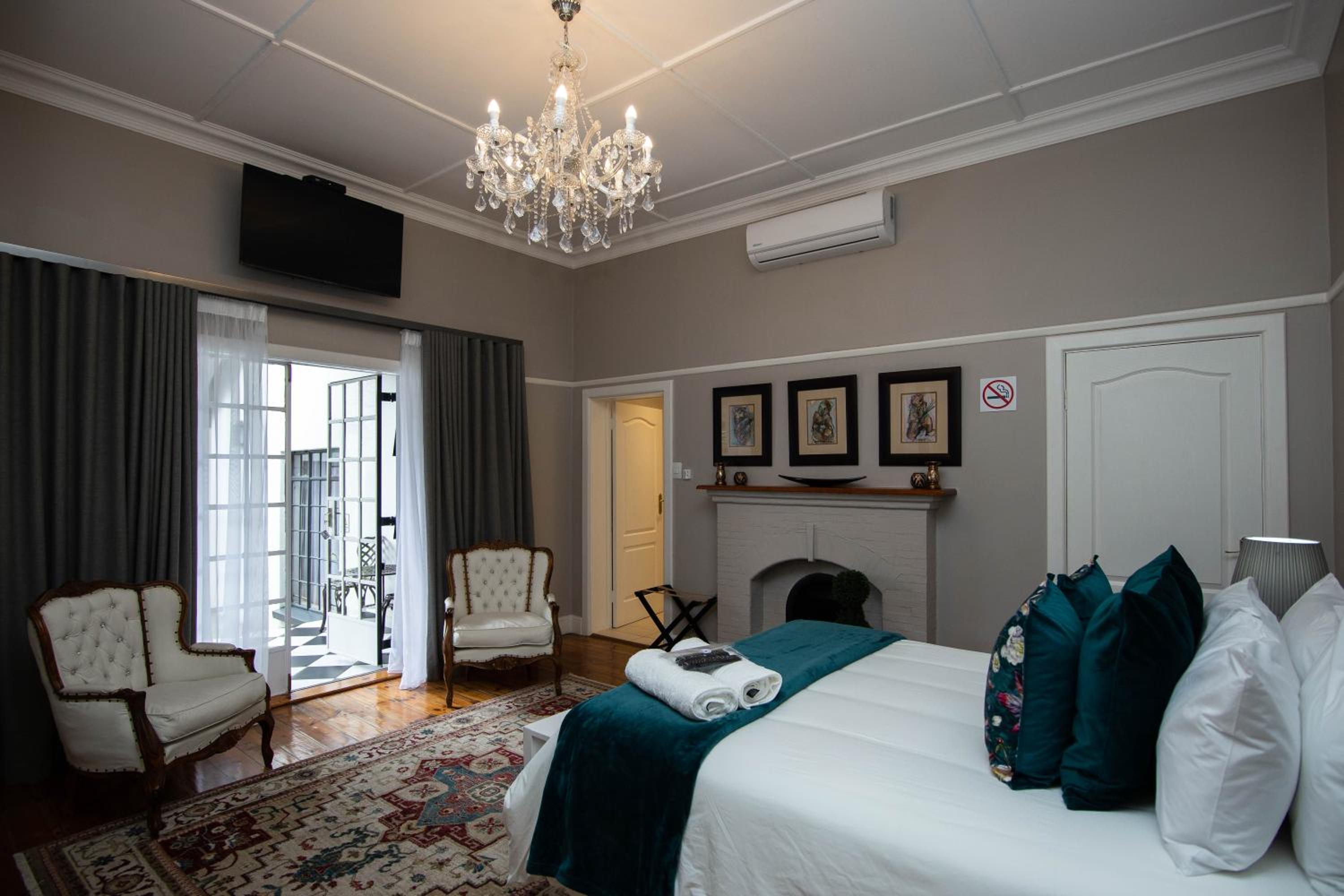 Deluxe Queen Room - Photo 6