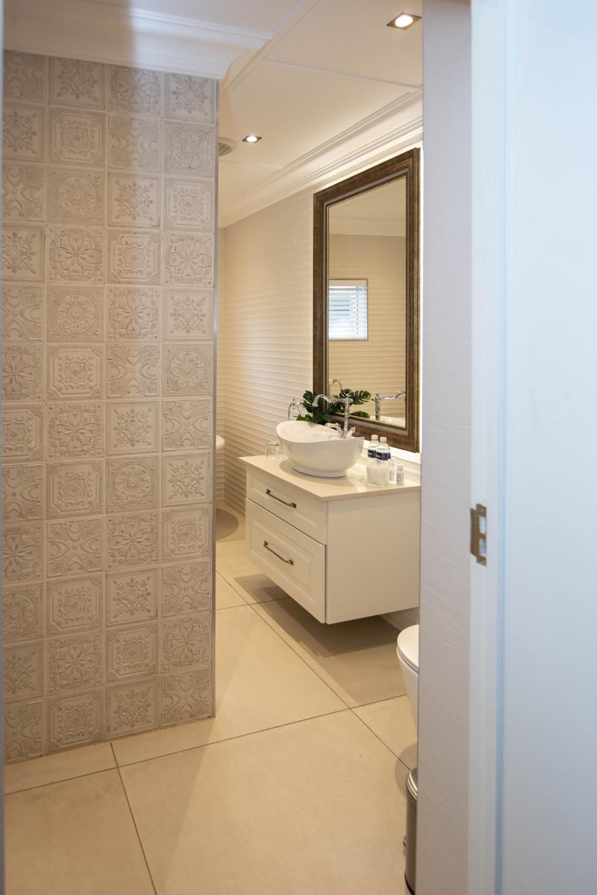 Deluxe Queen Room - Photo 7