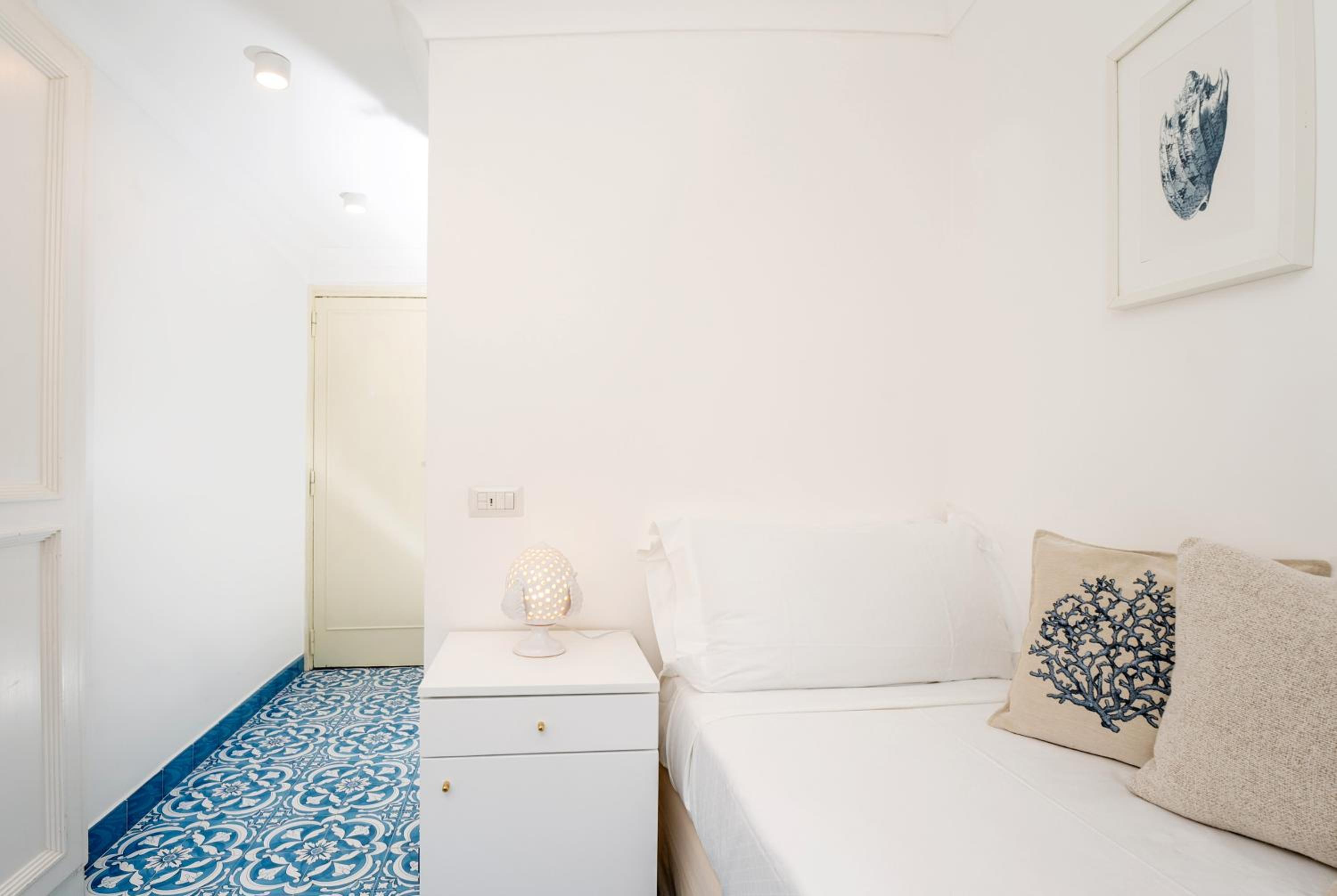 Small Single Room thumbnail 5