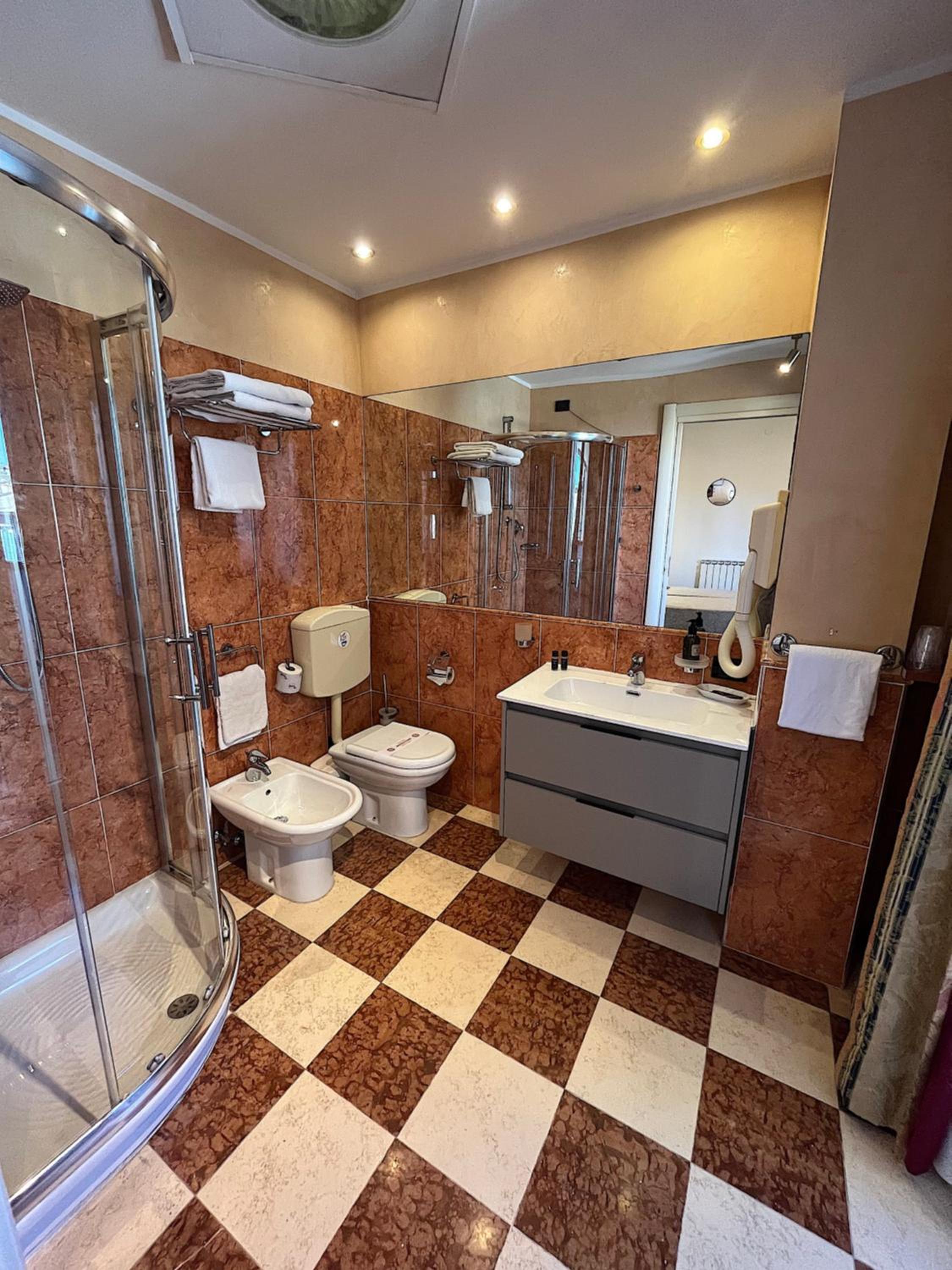 Double Room - Photo 8