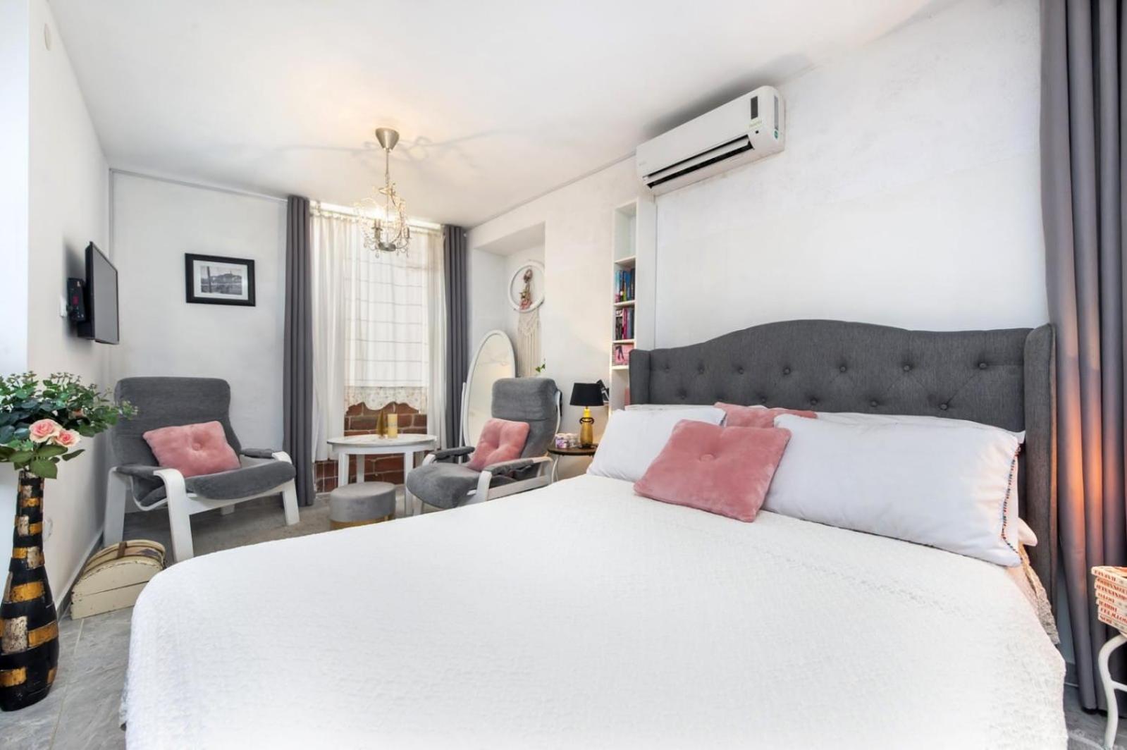Studio Apartment photo 1