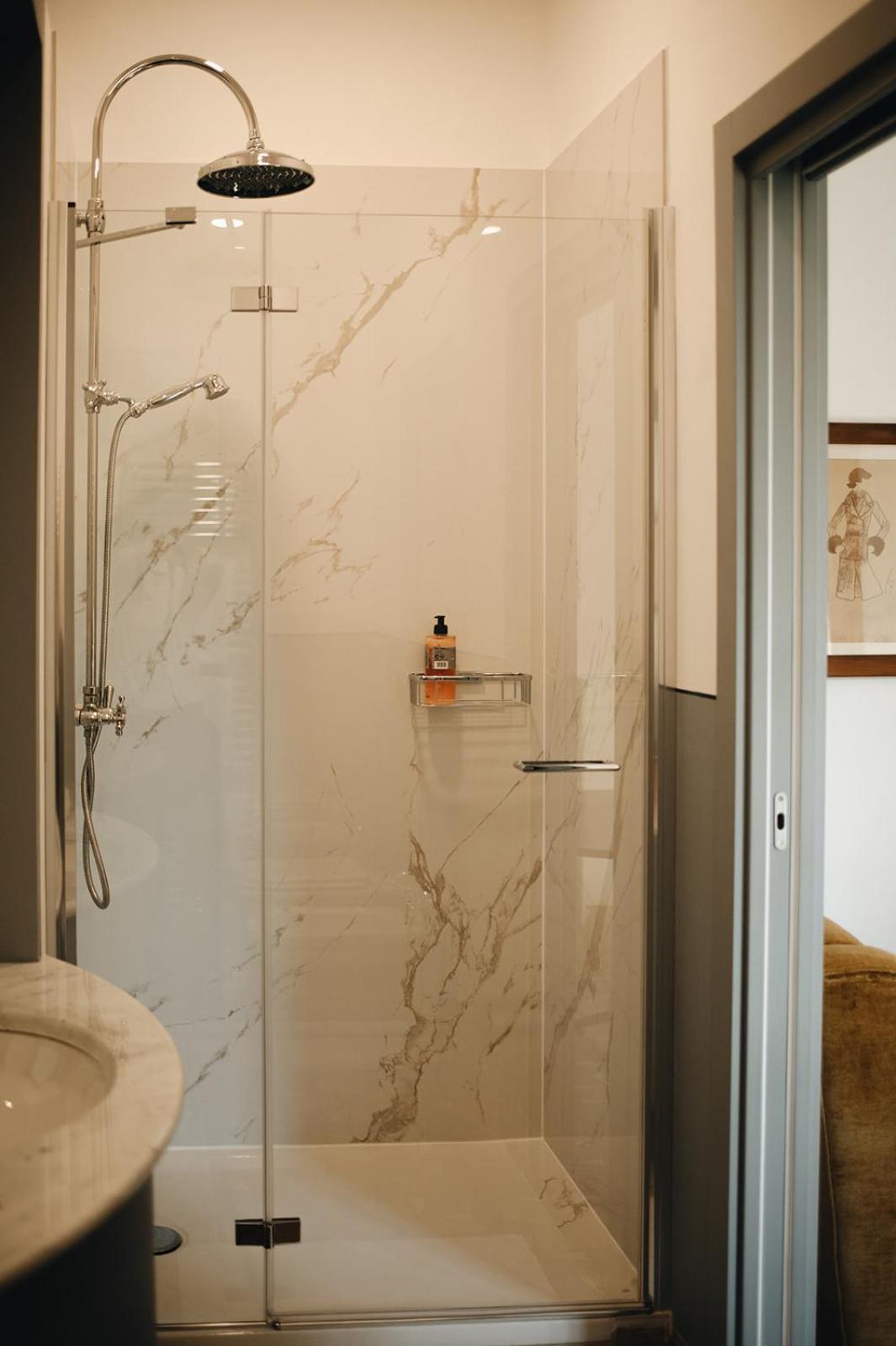 Deluxe Suite - Photo 15