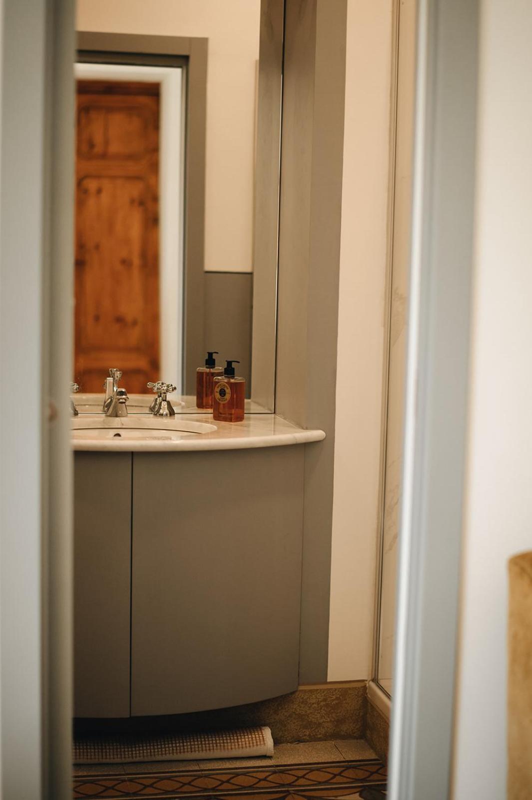 Deluxe Suite - Photo 7