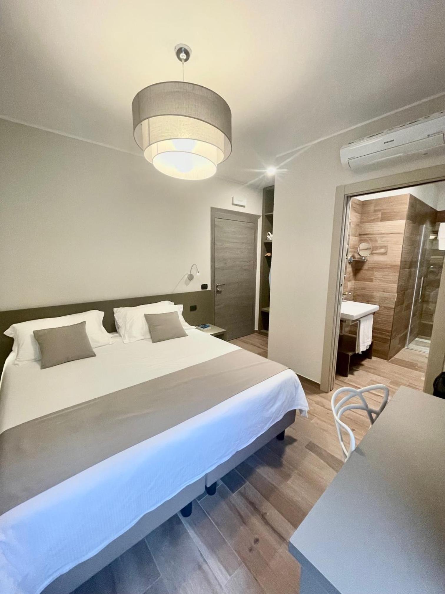 Double or Twin Room - Photo 13