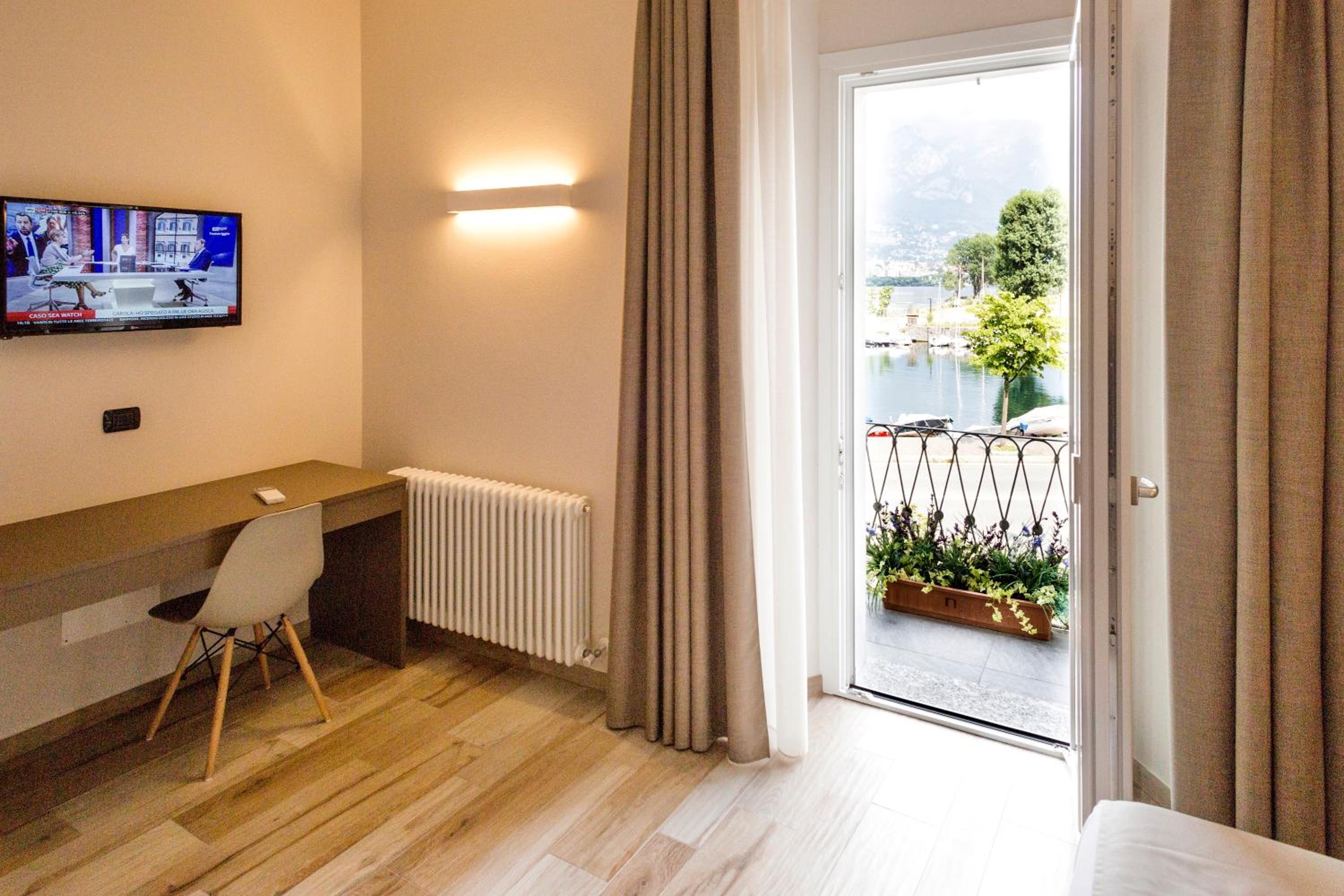 Deluxe Double Room with Balcony and Lake View - Photo 10