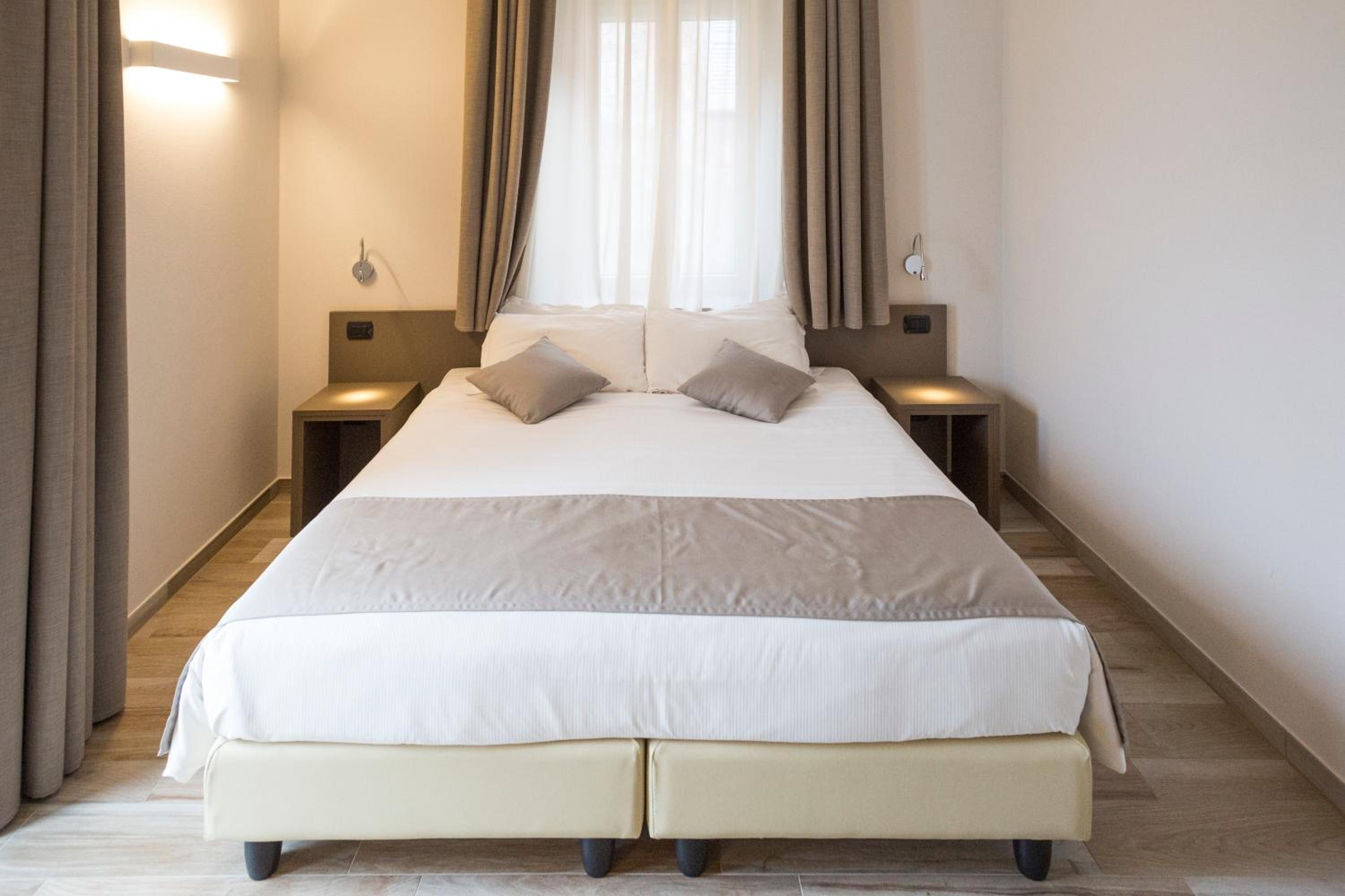 Deluxe Double Room with Balcony and Lake View - Photo 12
