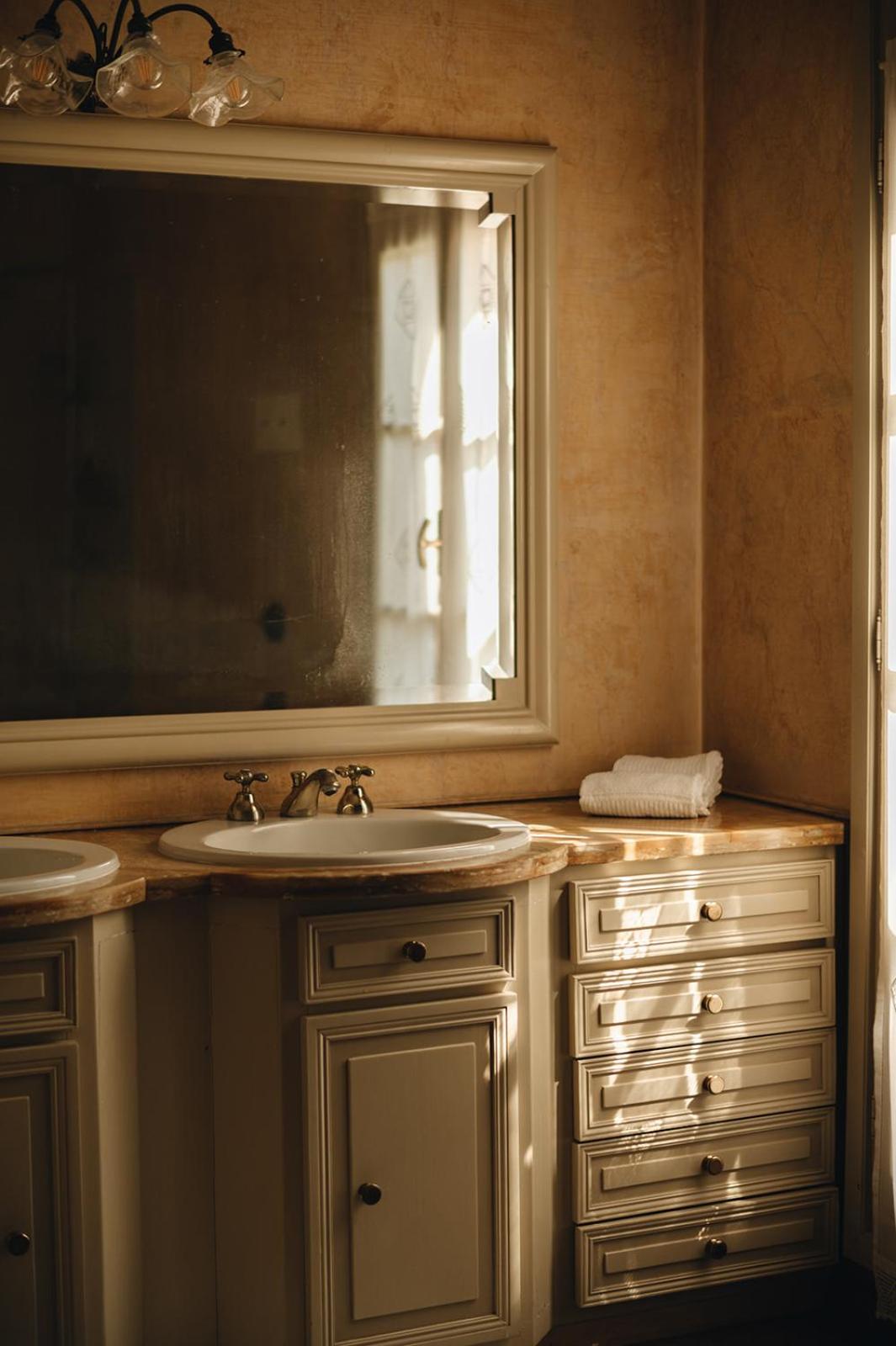 Deluxe Junior Suite - Photo 18