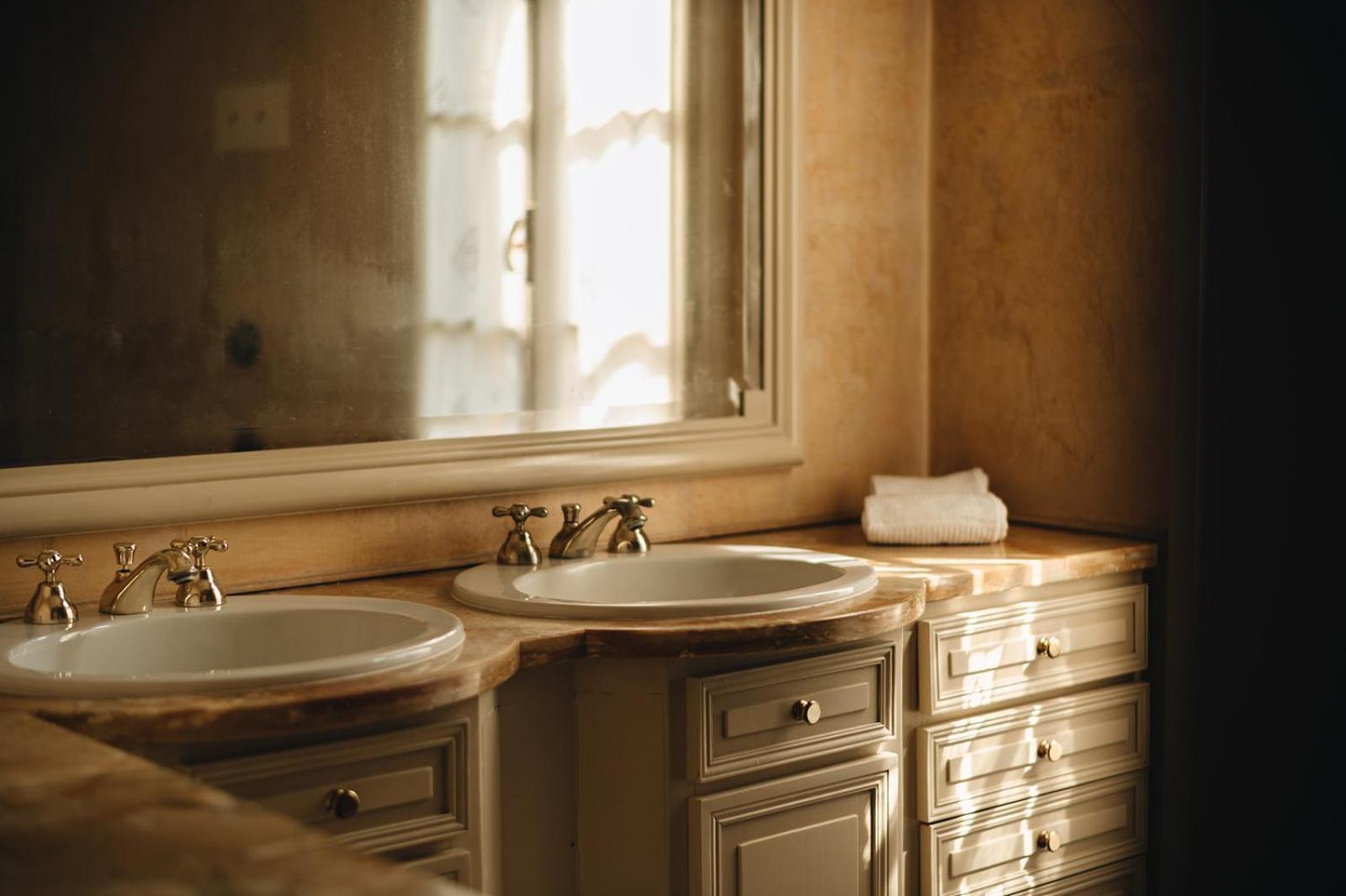 Deluxe Junior Suite - Photo 23