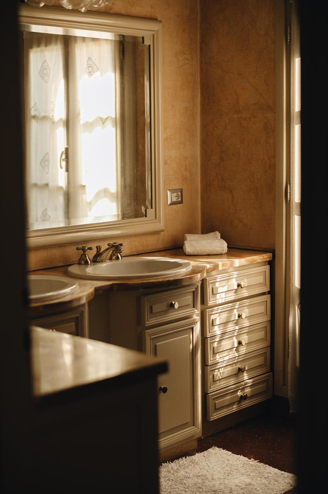Deluxe Junior Suite - Photo 19
