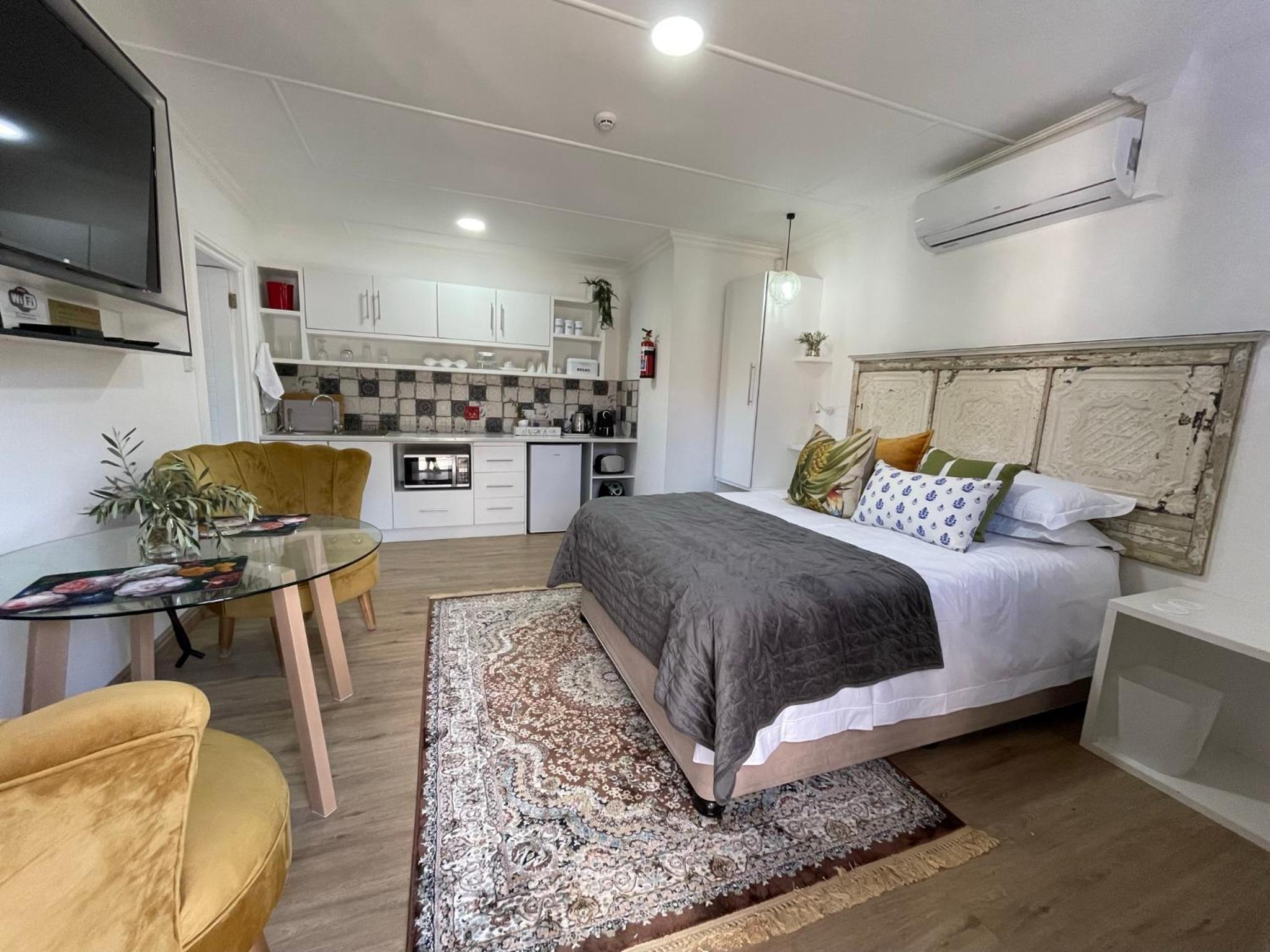 Honeymoon Queen Room photo 1