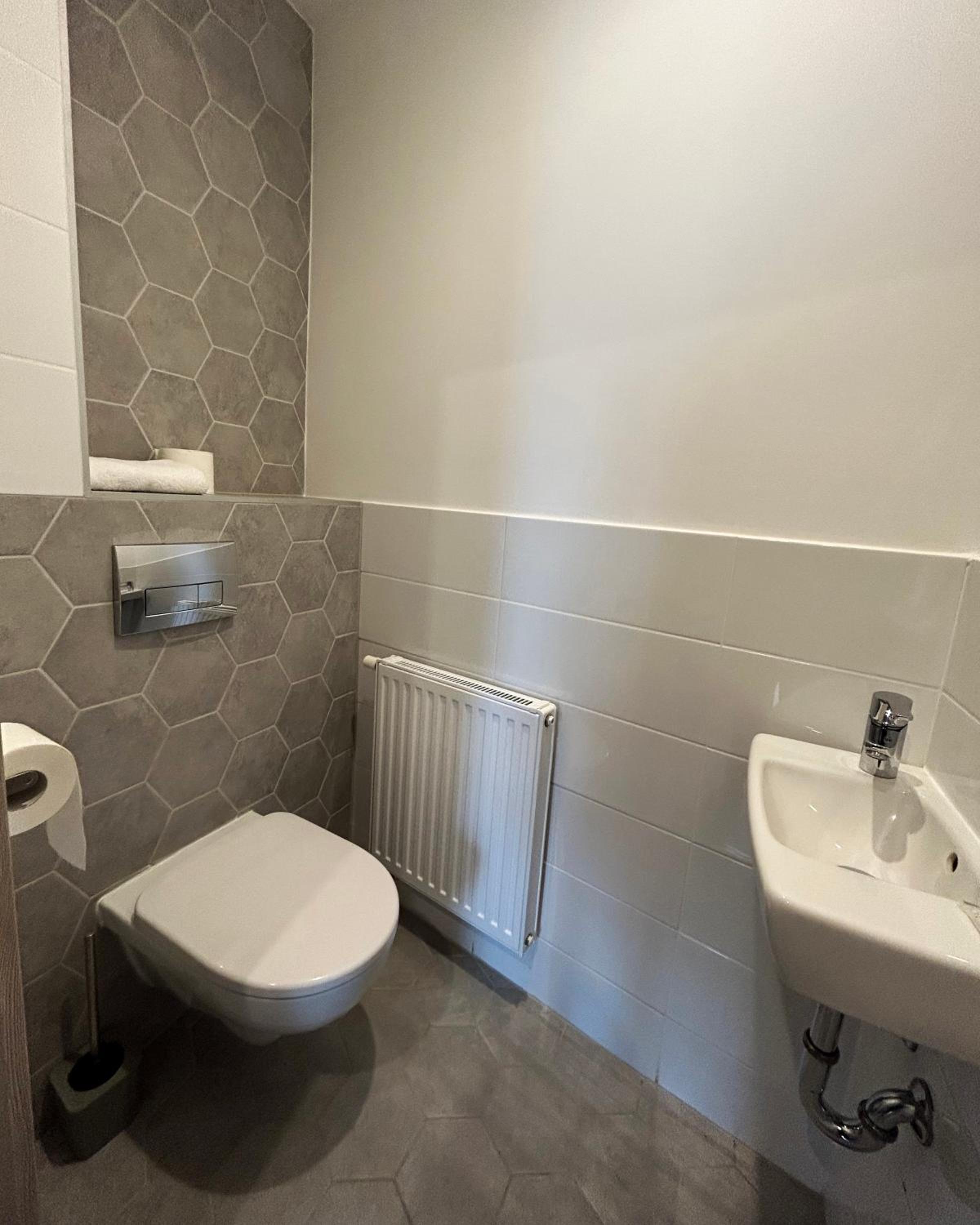 One-Bedroom Apartment - Photo 12