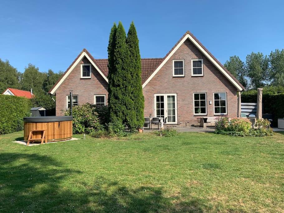 Six-Bedroom House photo 2