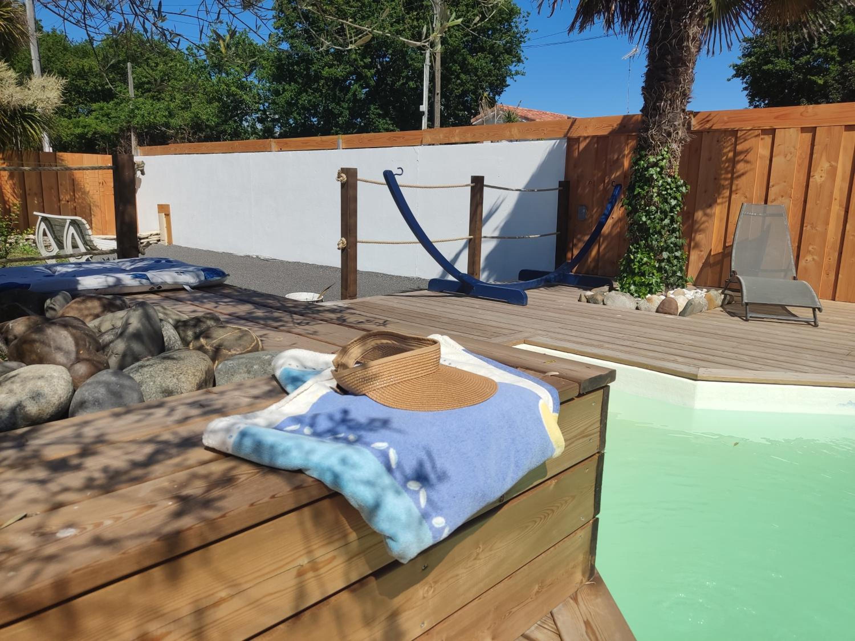 Double Room with Pool View - Photo 3