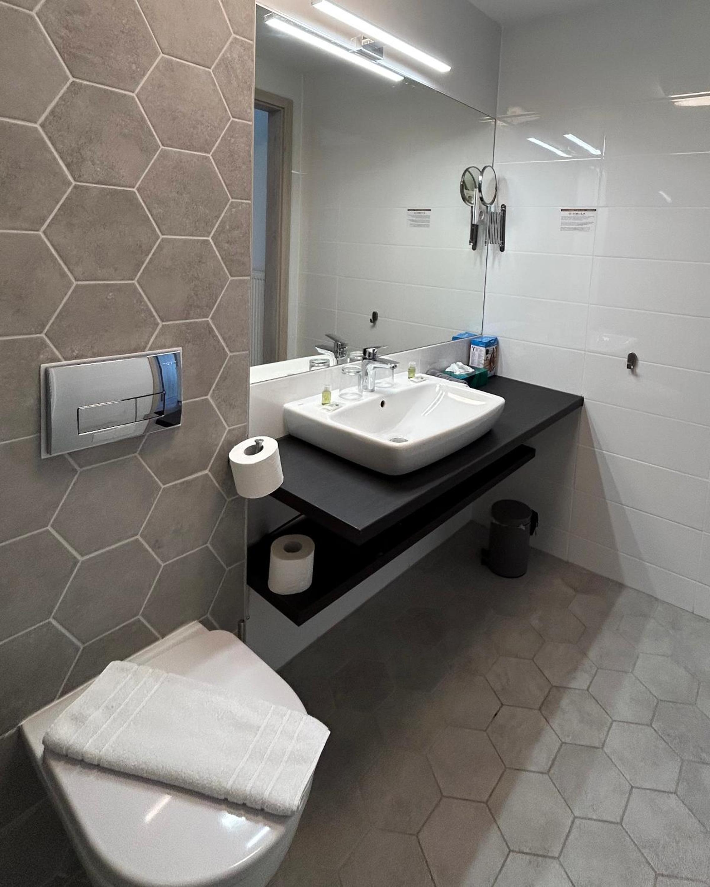 One-Bedroom Apartment - Photo 6