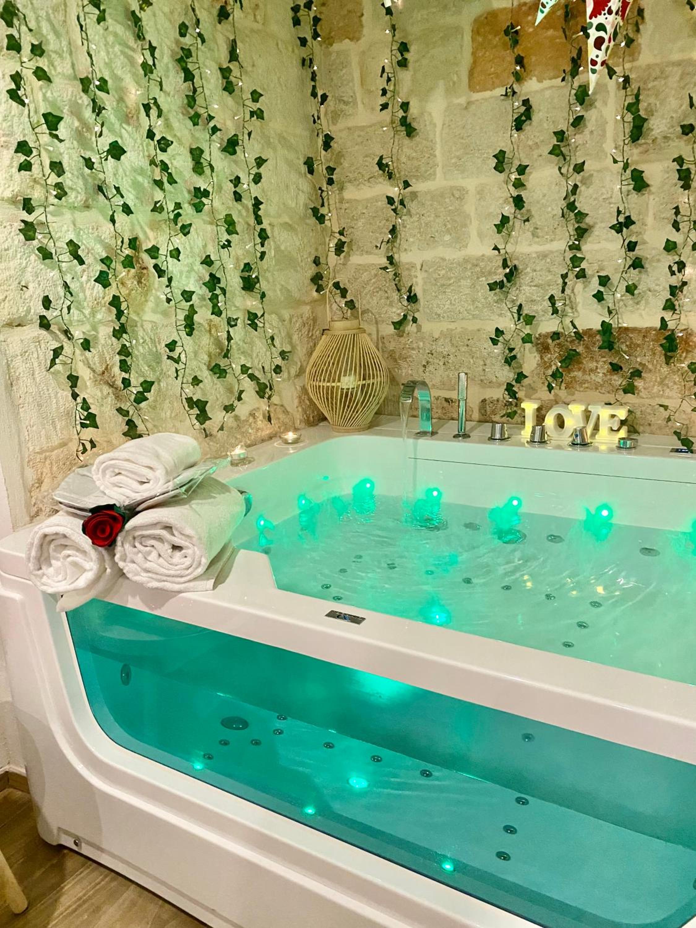 Double Room with Spa Bath - Photo 26