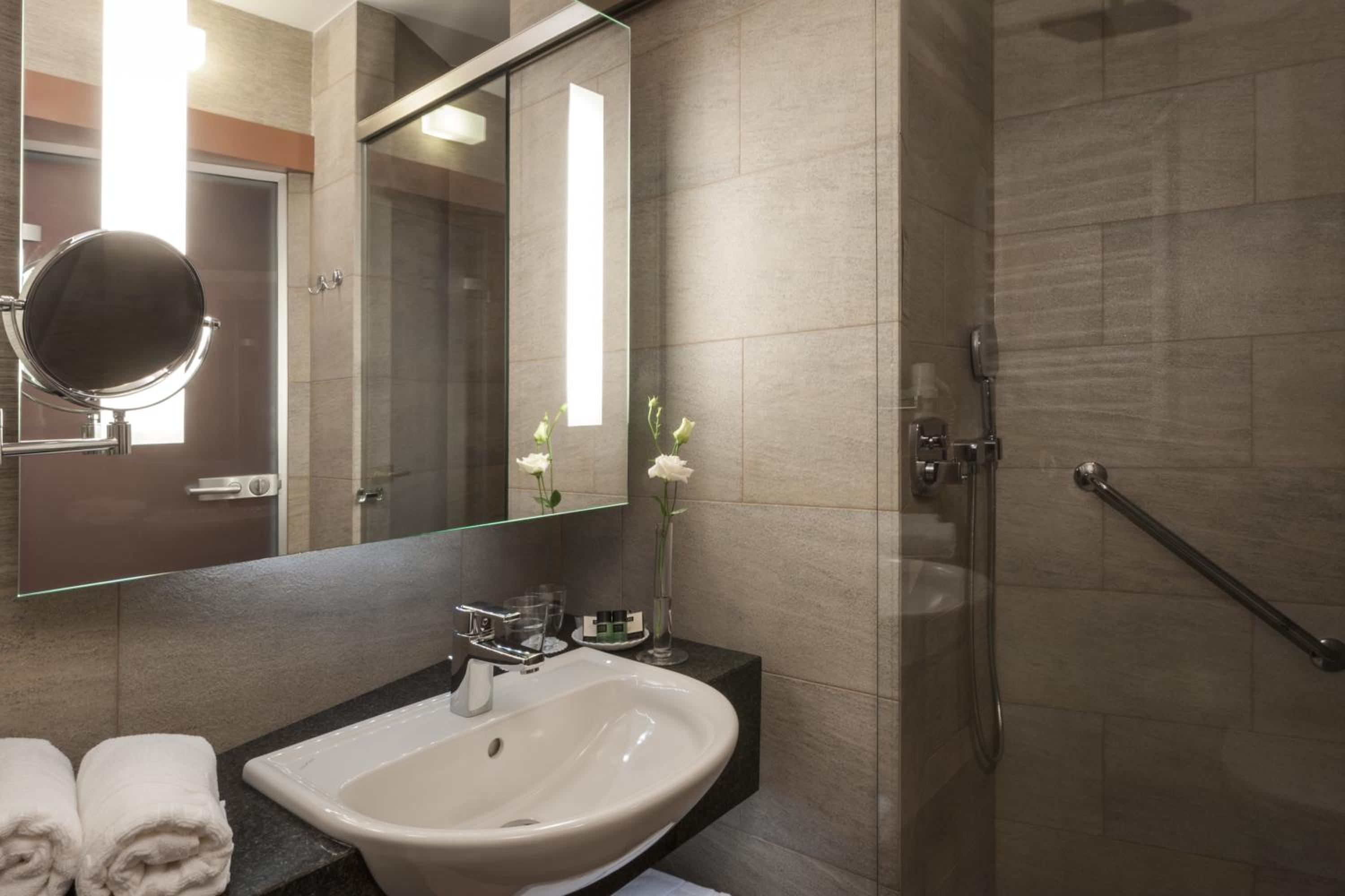 Superior Double Room with Wellness and Fitness Access thumbnail 6