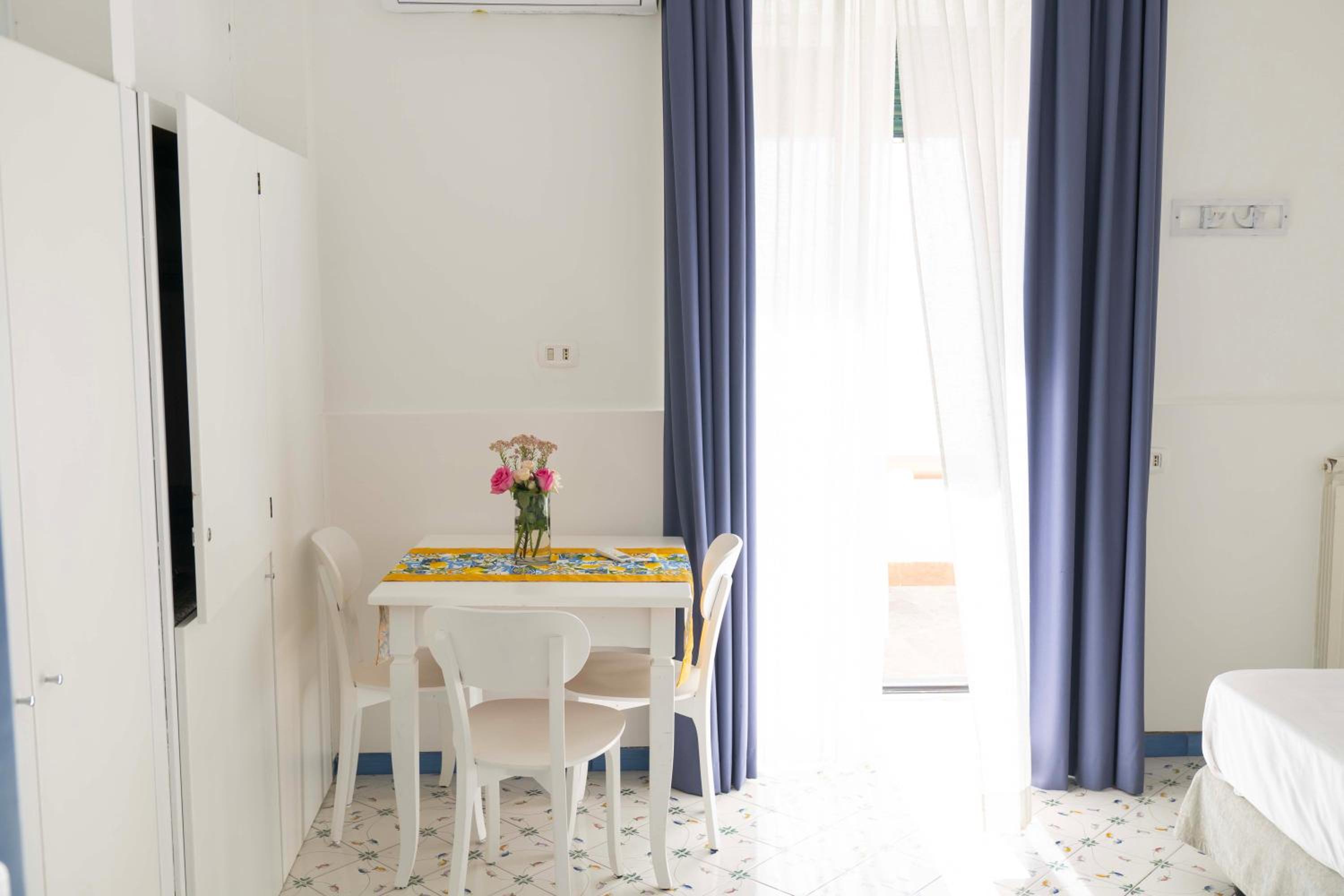 Studio Apartment photo 2