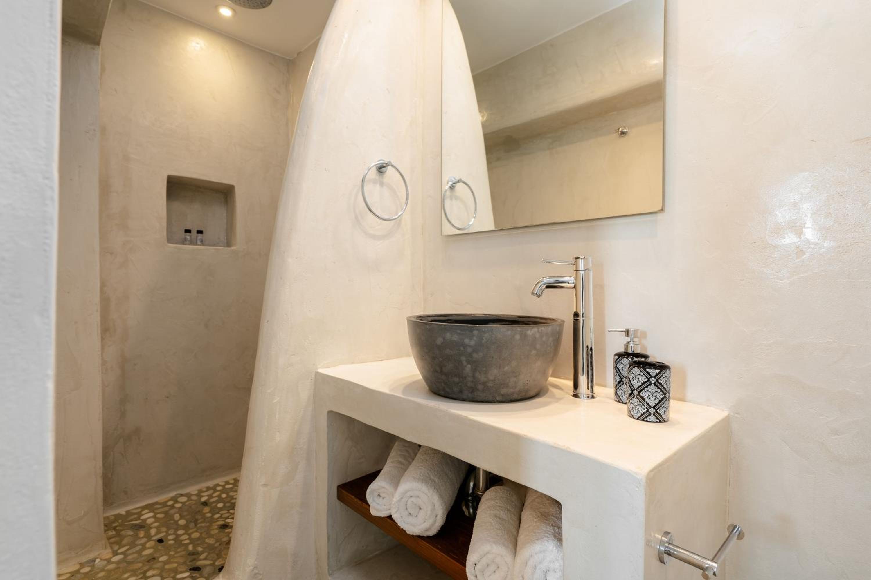Villa with Private Pool - Photo 11