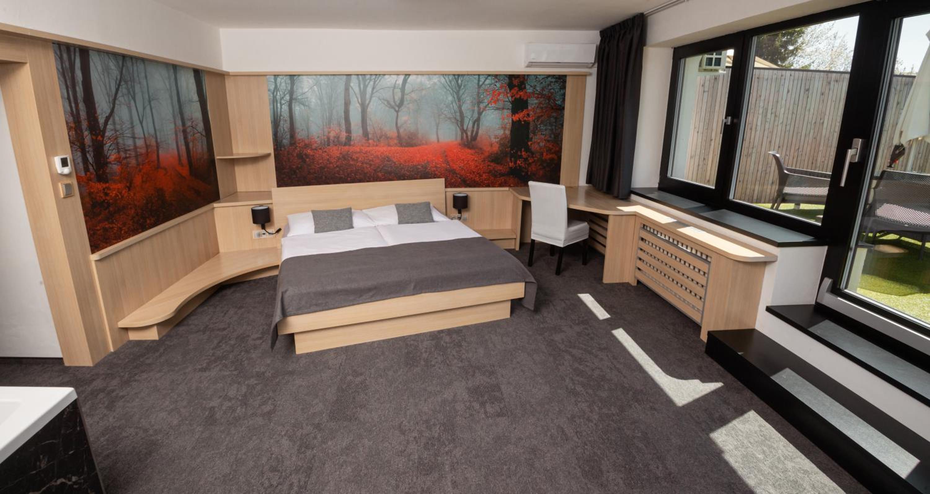Double Room with Lake View - Photo 9