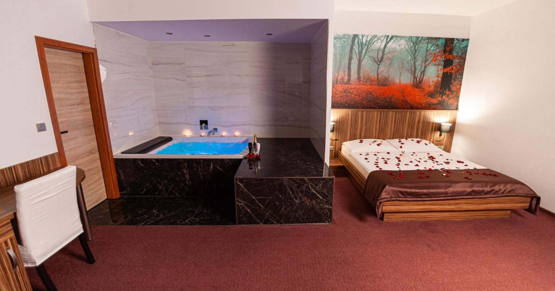 Double Room with Spa Bath - Photo 1