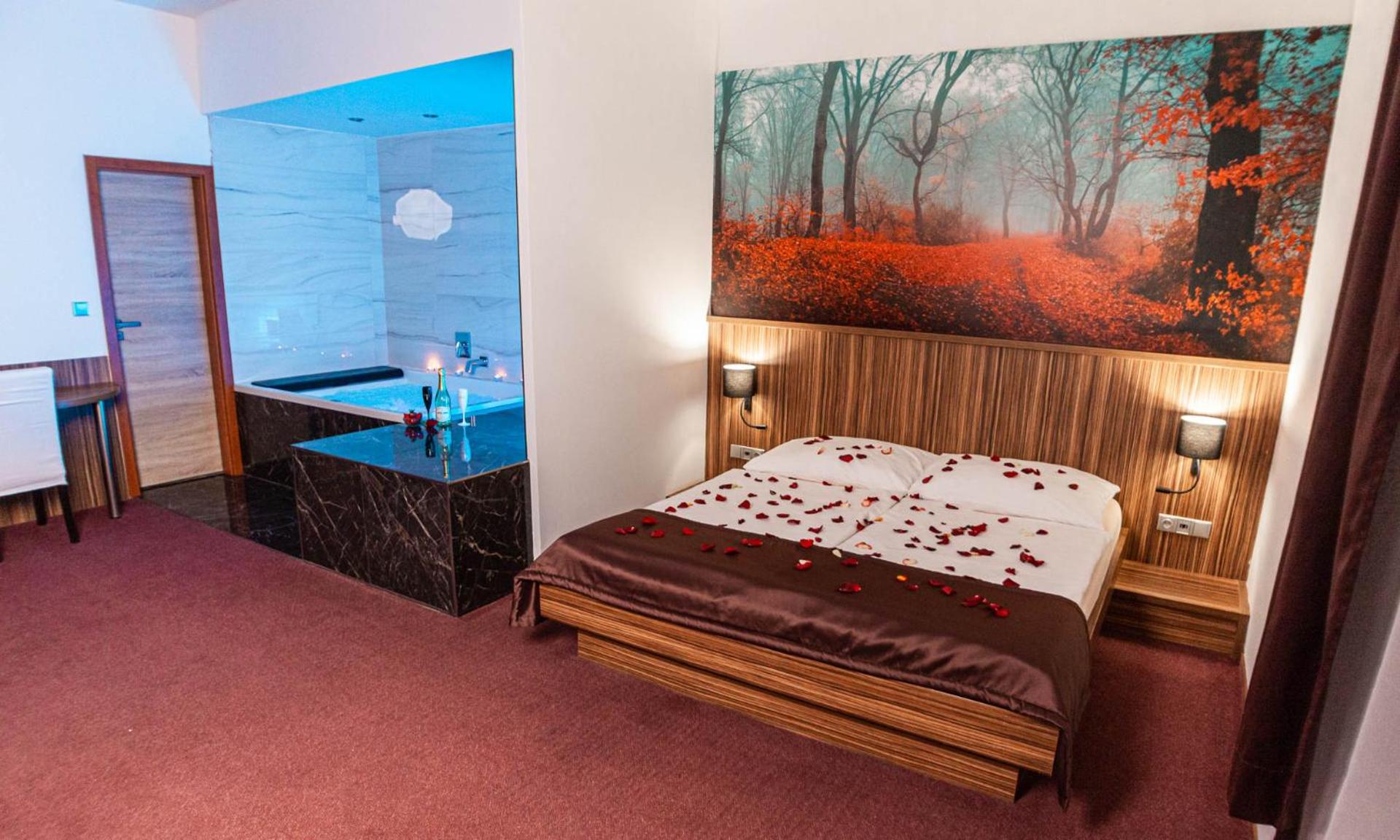 Double Room with Spa Bath - Photo 2
