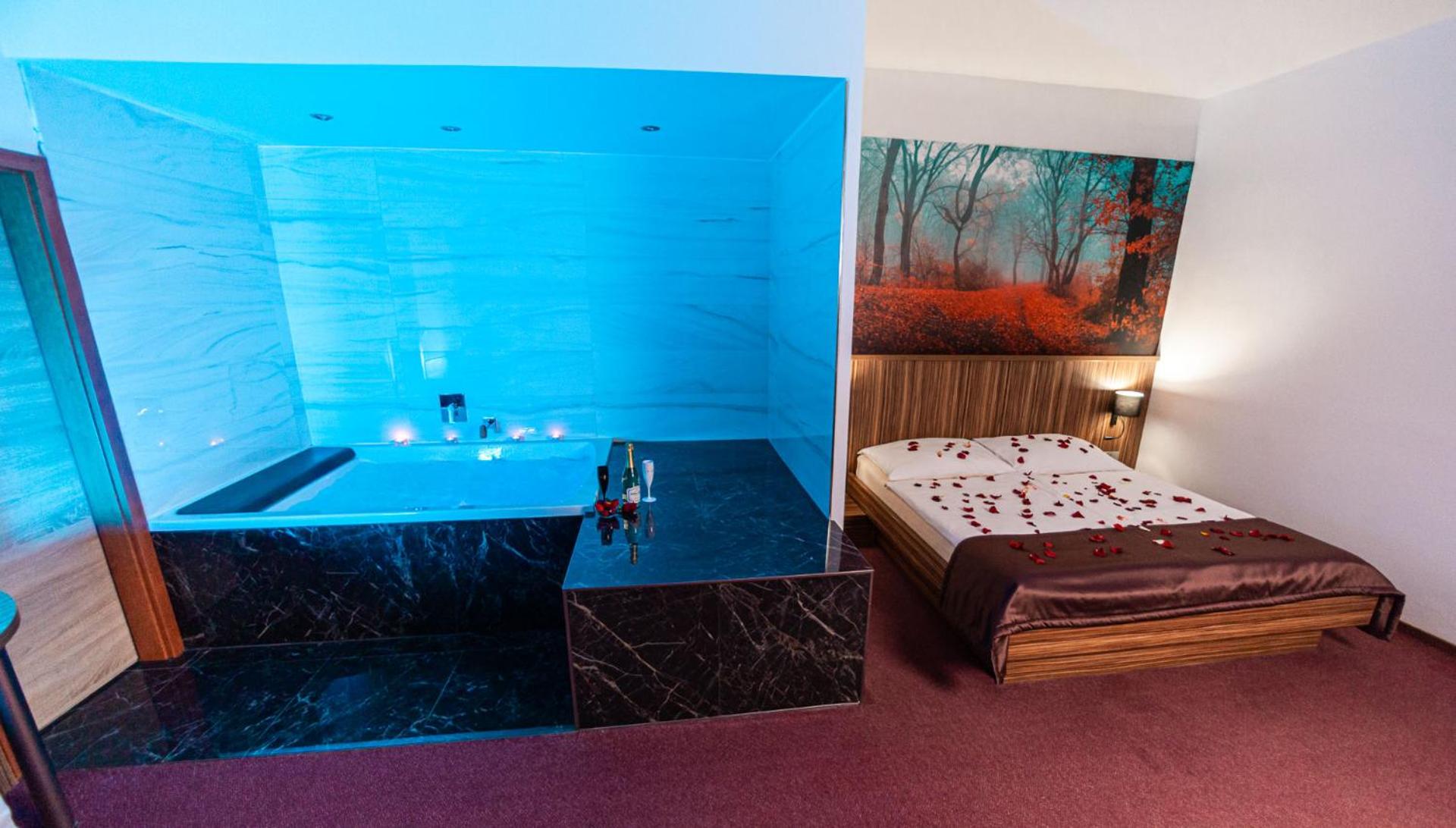 Double Room with Spa Bath - Photo 3