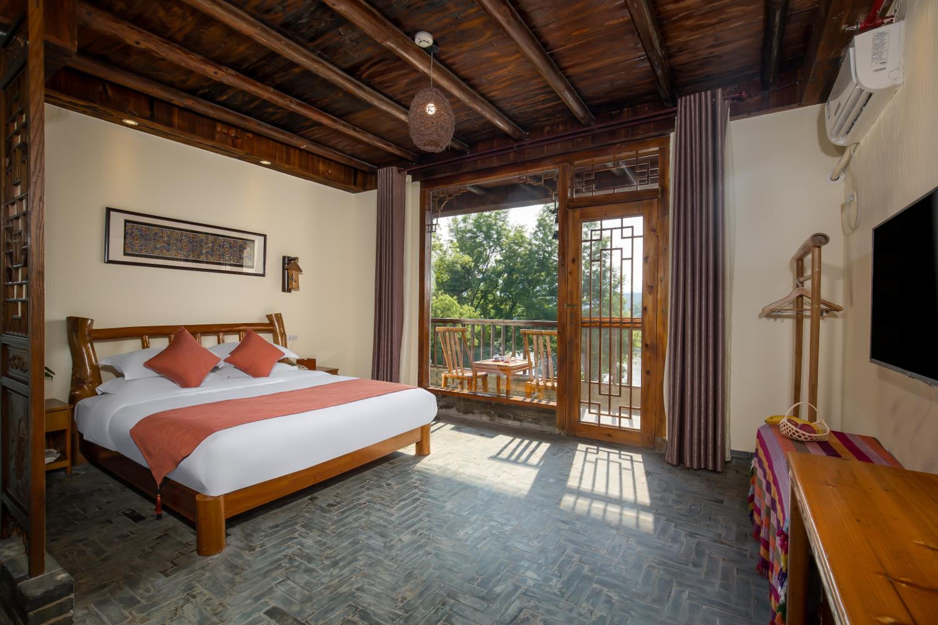 Deluxe River view queen bed room