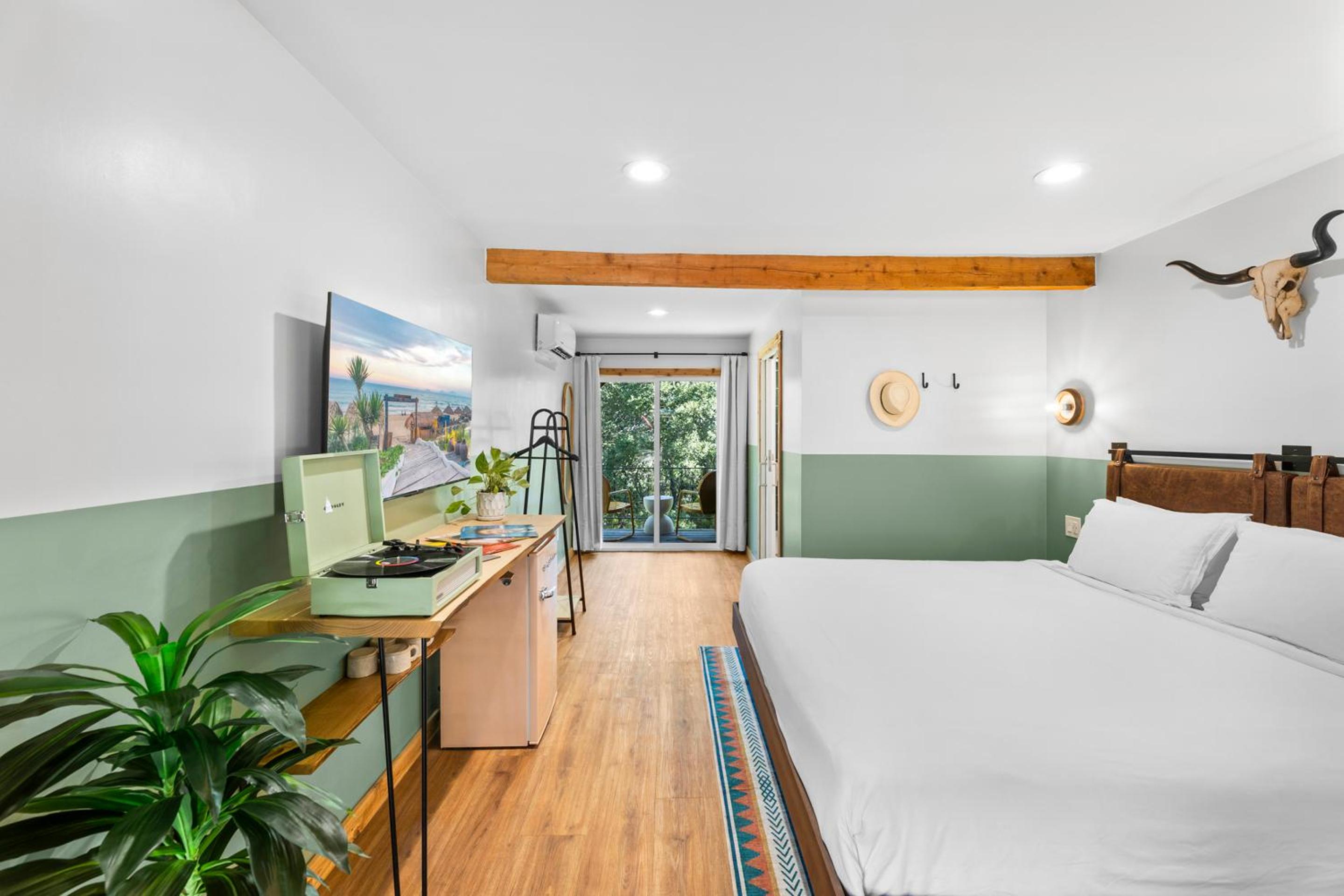 Deluxe King Room photo 3
