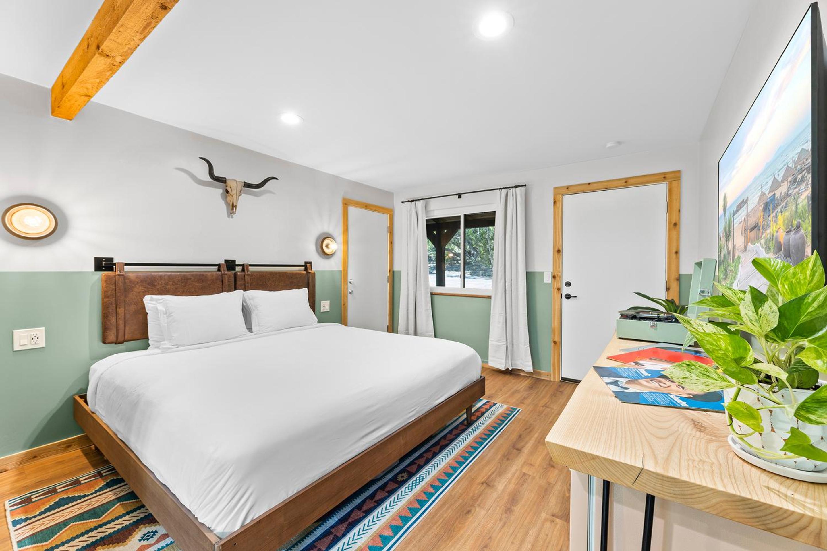 Deluxe King Suite photo 2
