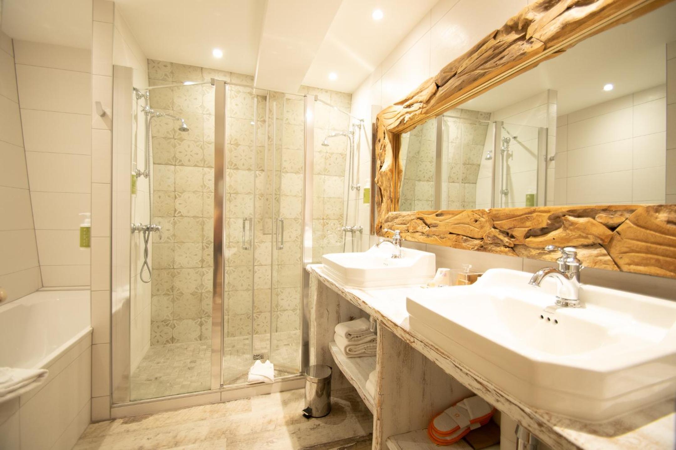 Suite with Balneo Bath or Shower - Photo 13