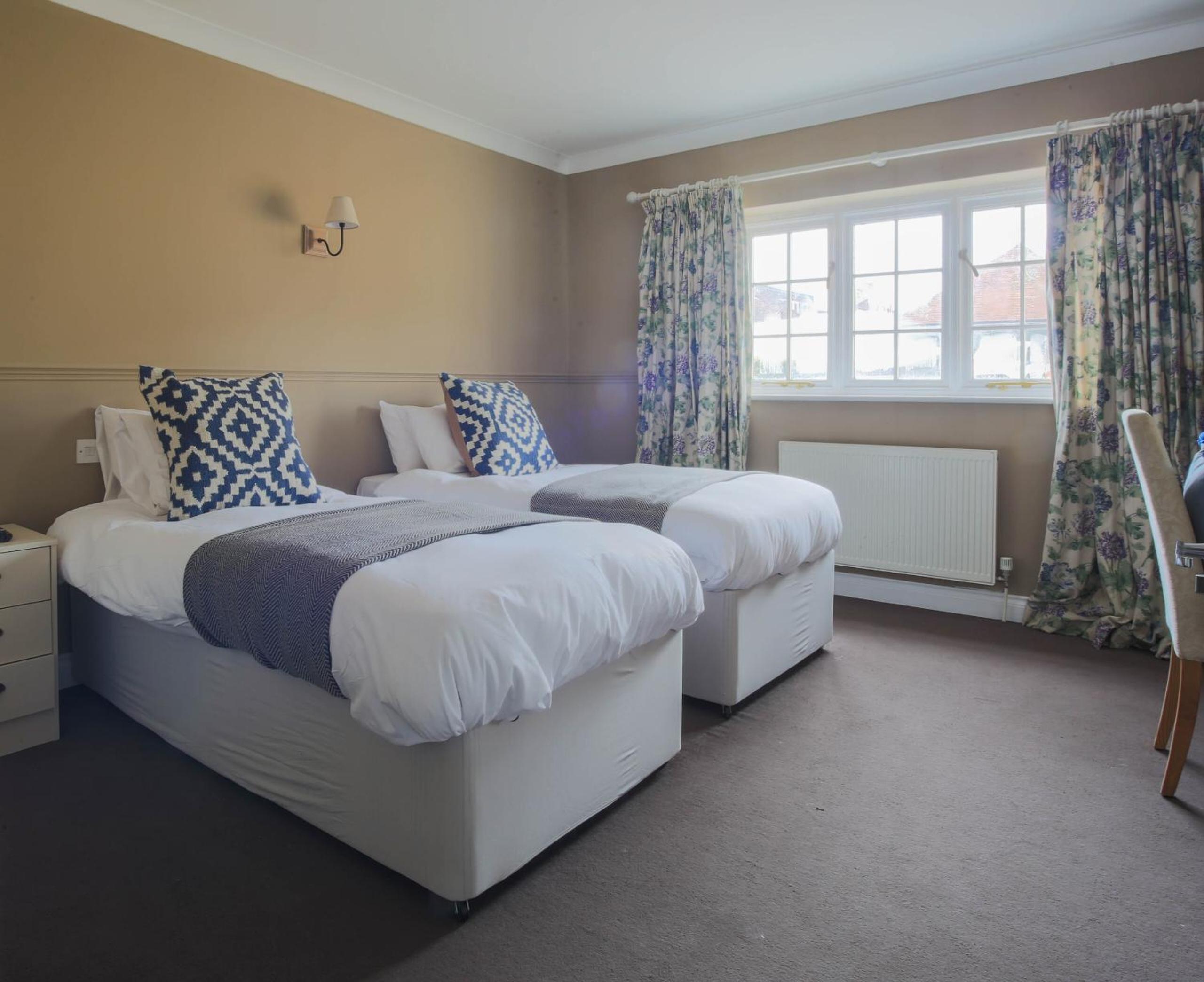 Double or Twin Room with Private Bathroom - Photo 1