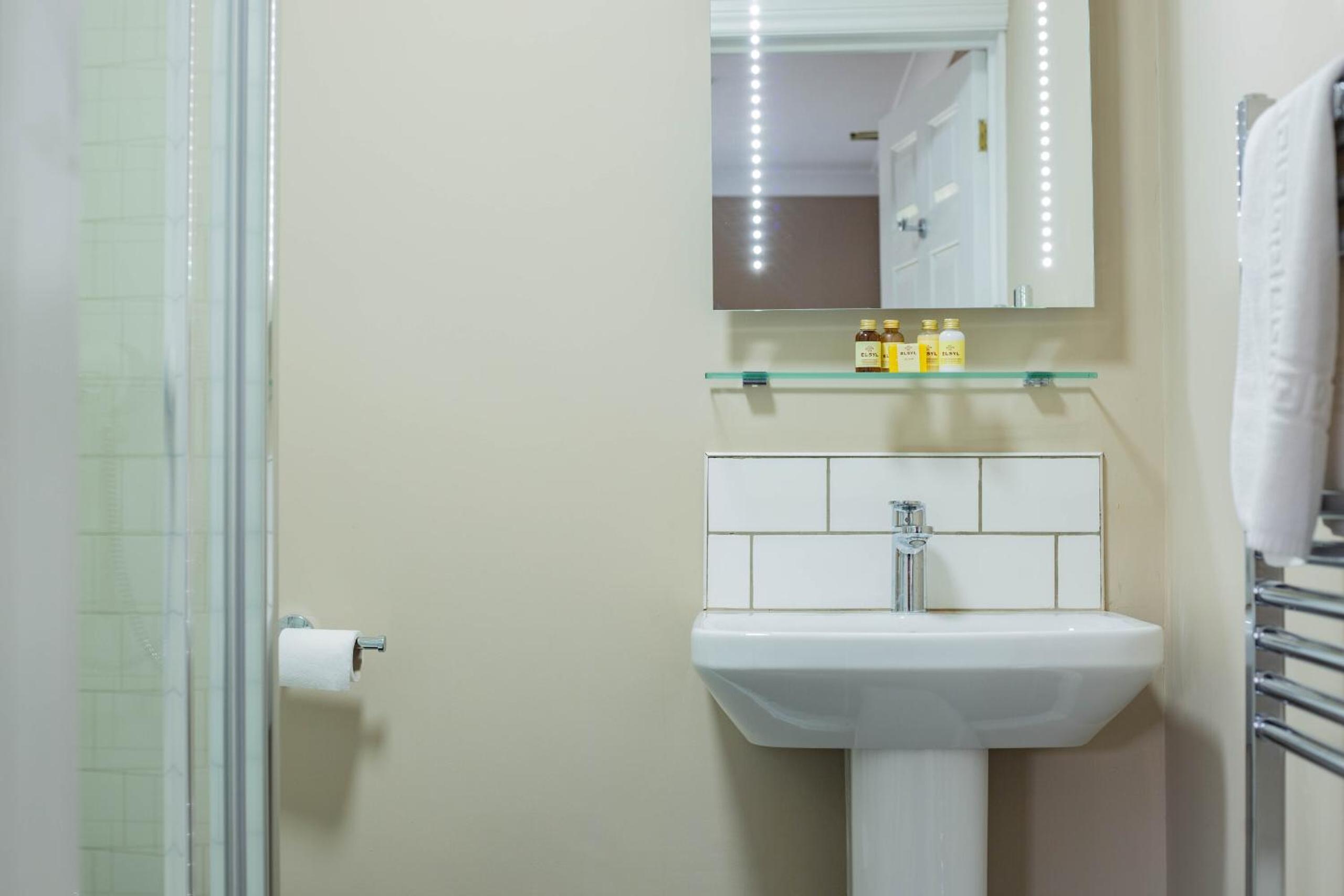 Double Room with Private Bathroom - Photo 2