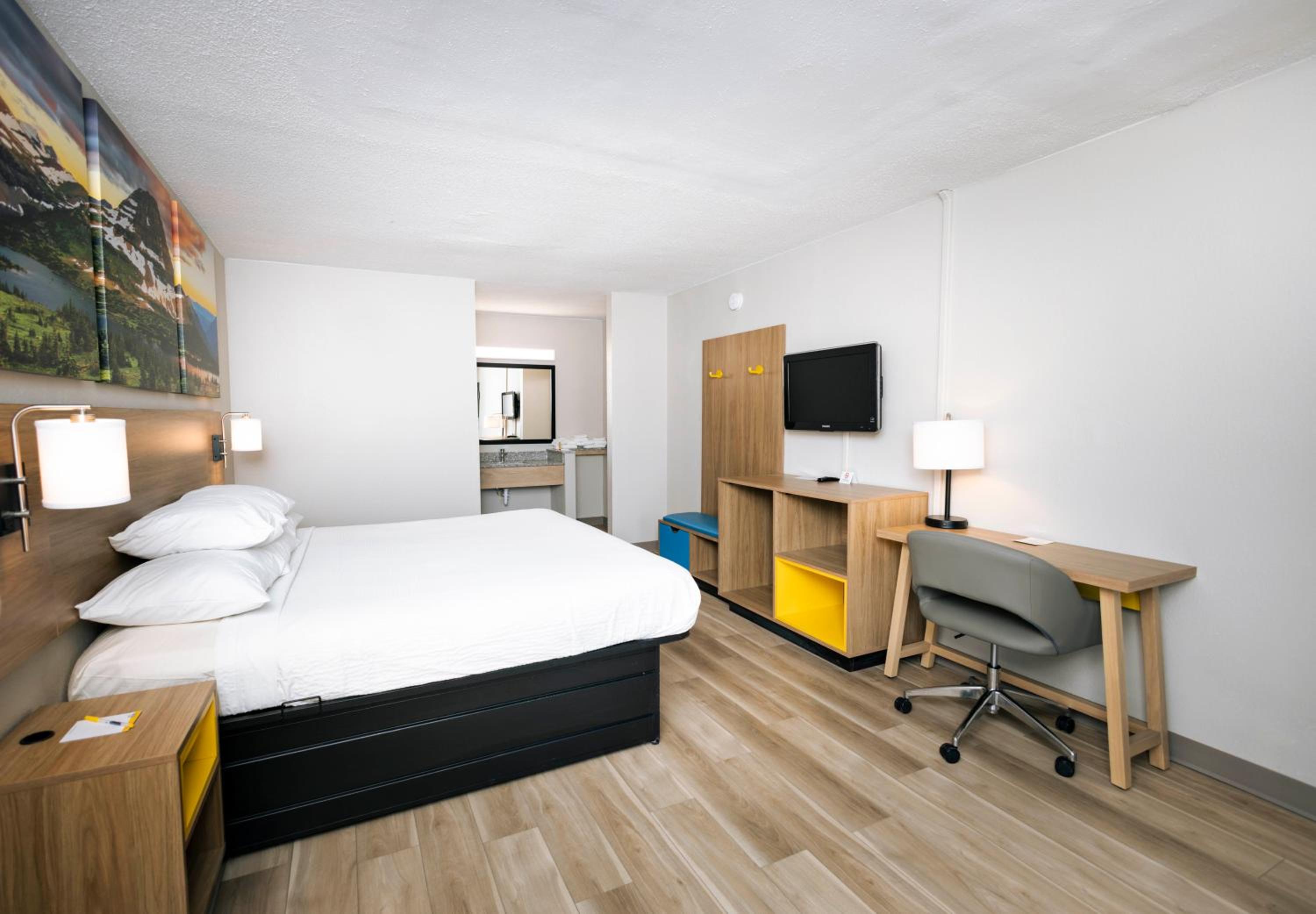 Modern King Room - Non-Smoking - Photo 18