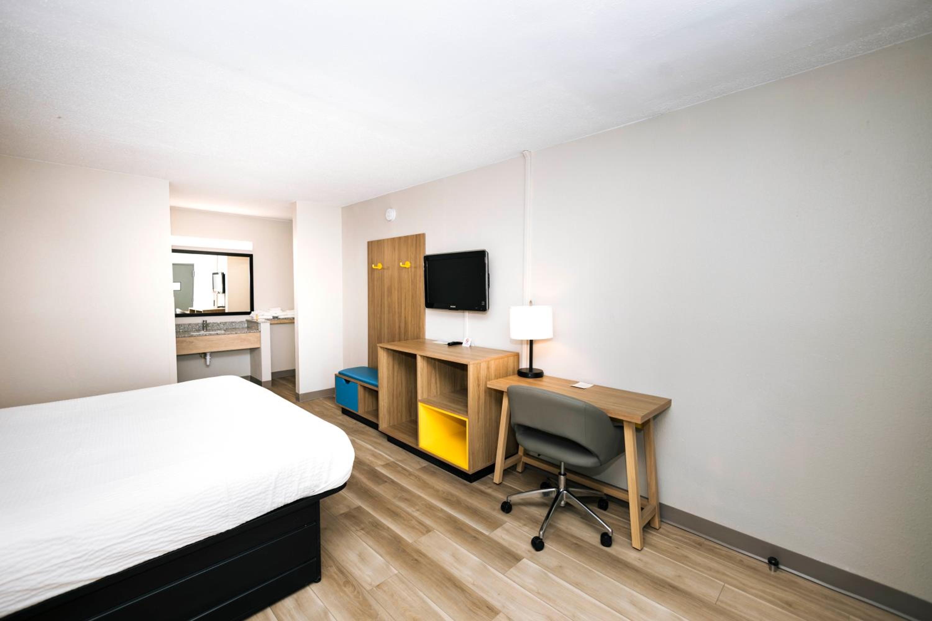 Modern King Room - Non-Smoking - Photo 9
