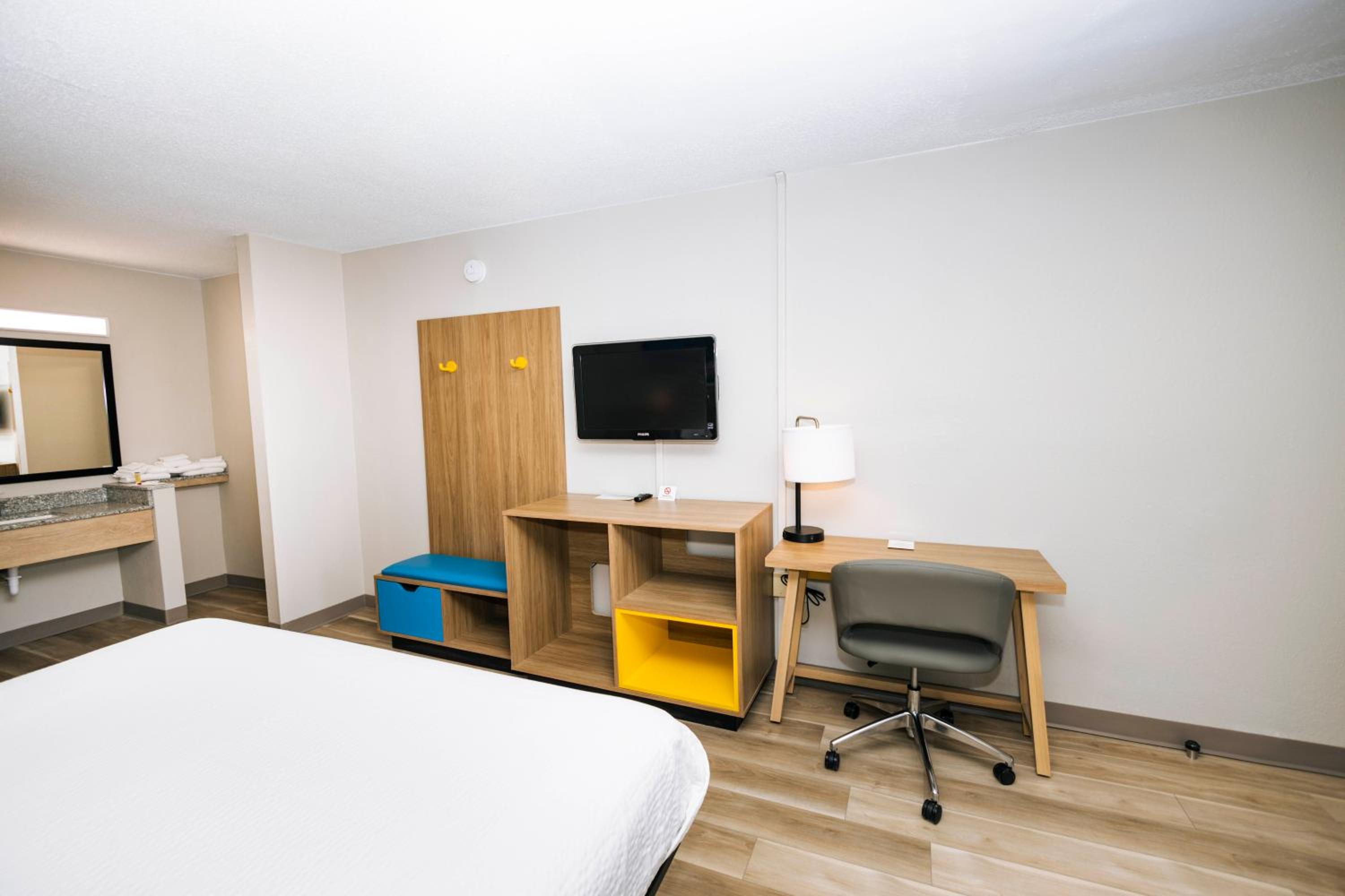 Modern King Room - Non-Smoking - Photo 8