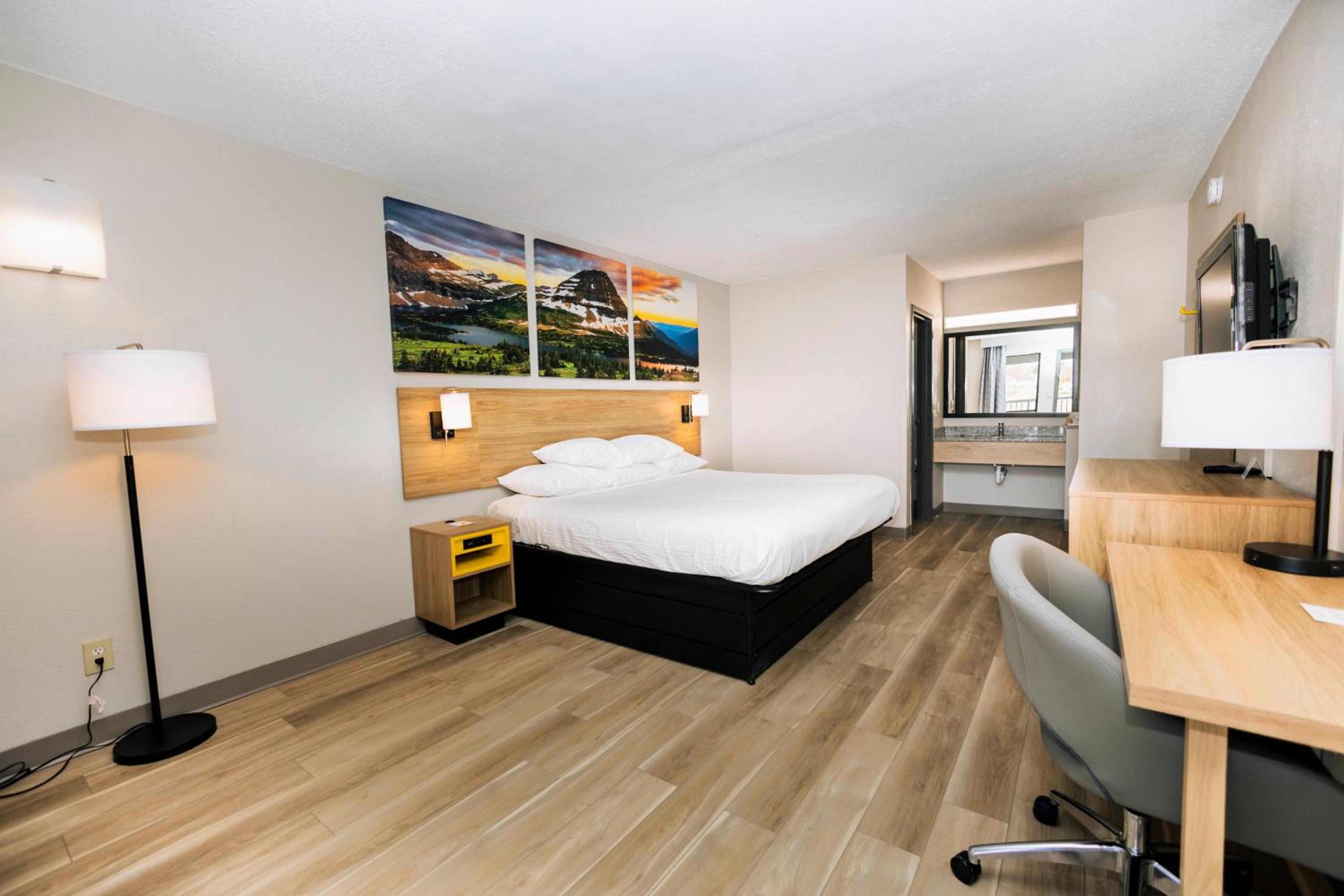 Modern King Room - Non-Smoking - Photo 1