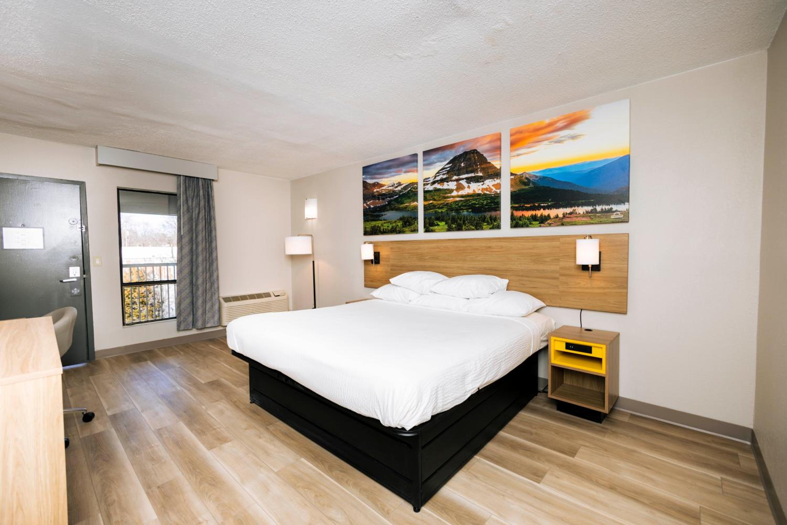 Modern King Room - Non-Smoking - Photo 7