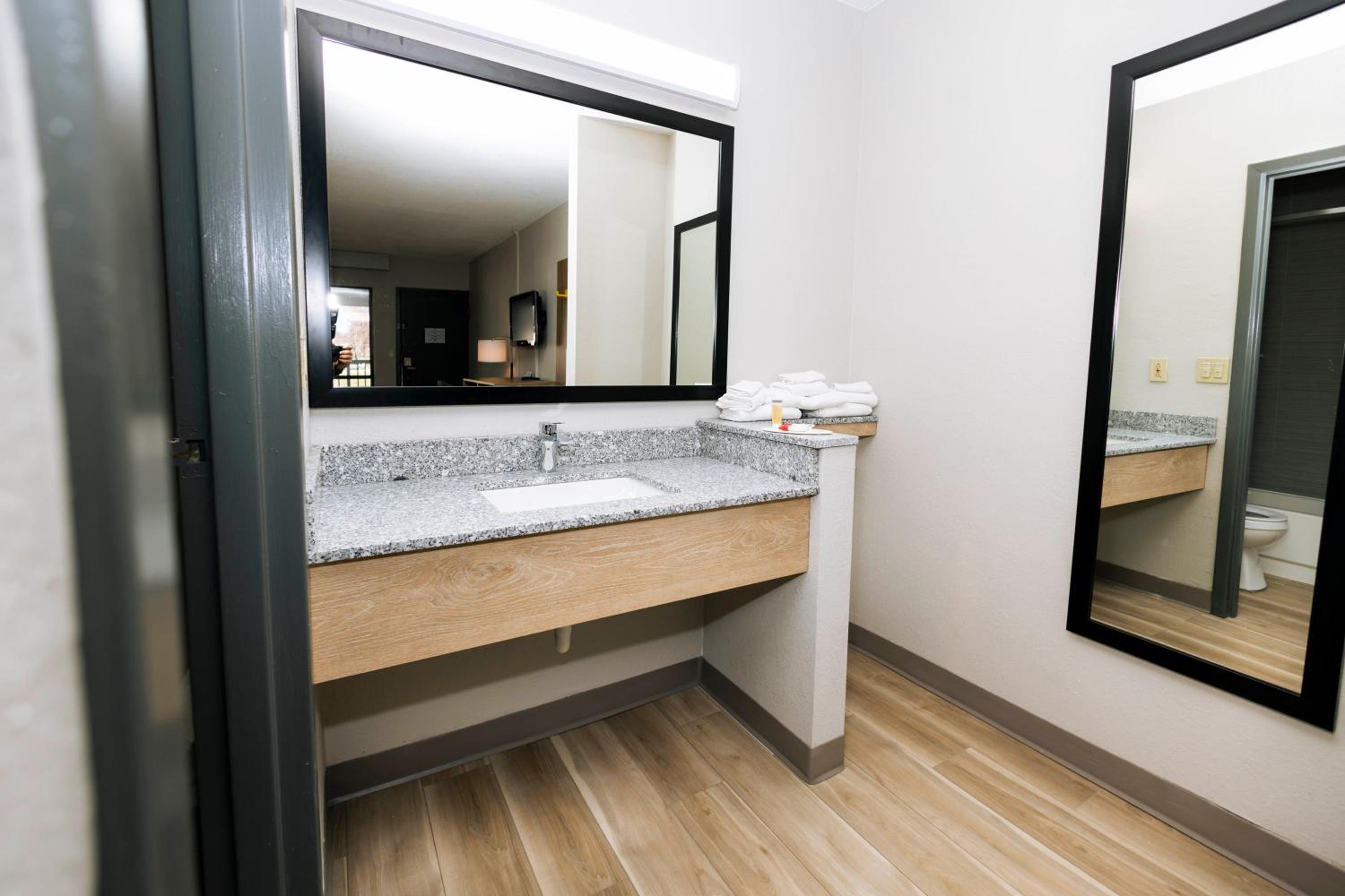 Modern King Room - Non-Smoking - Photo 12