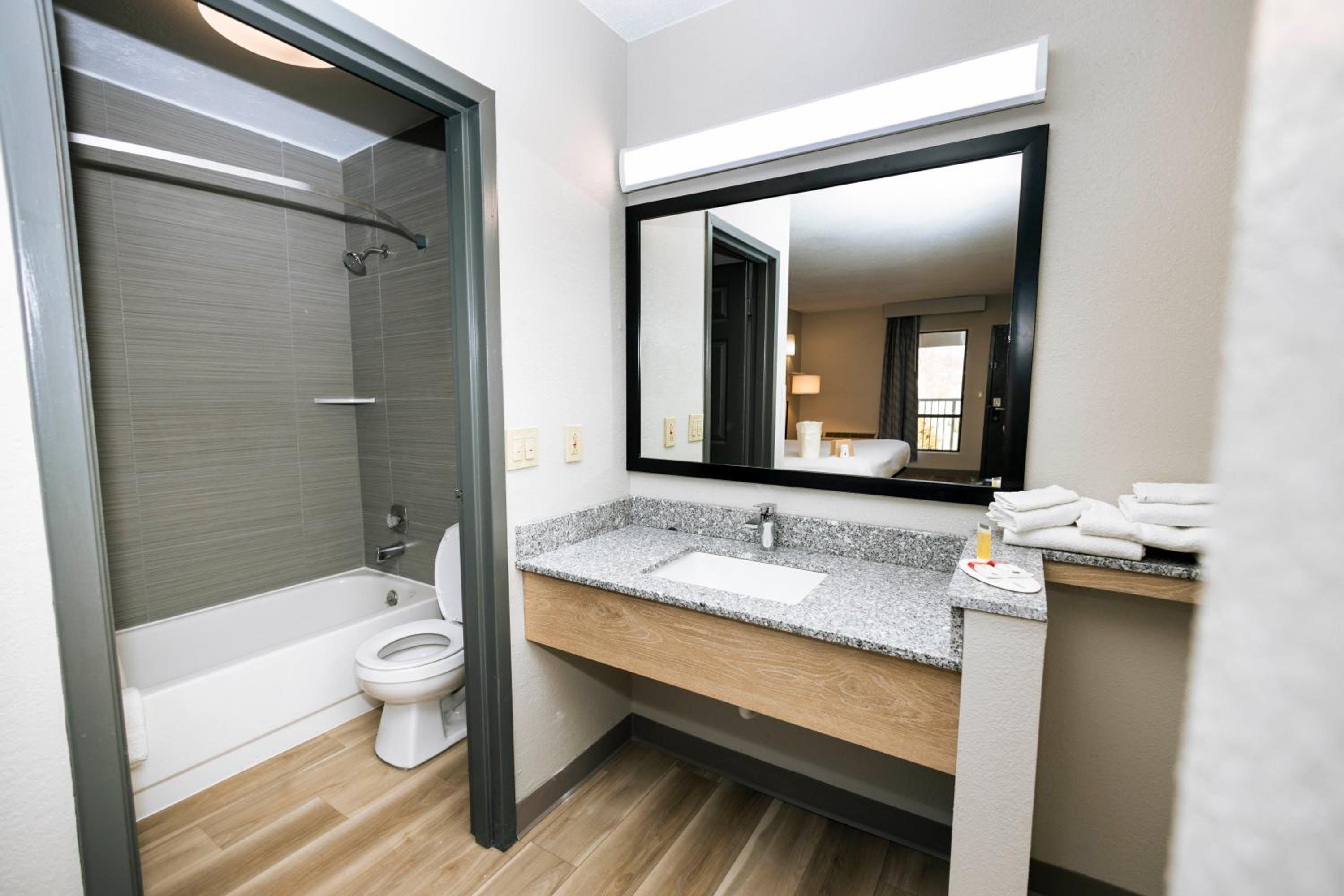 Modern King Room - Non-Smoking - Photo 11