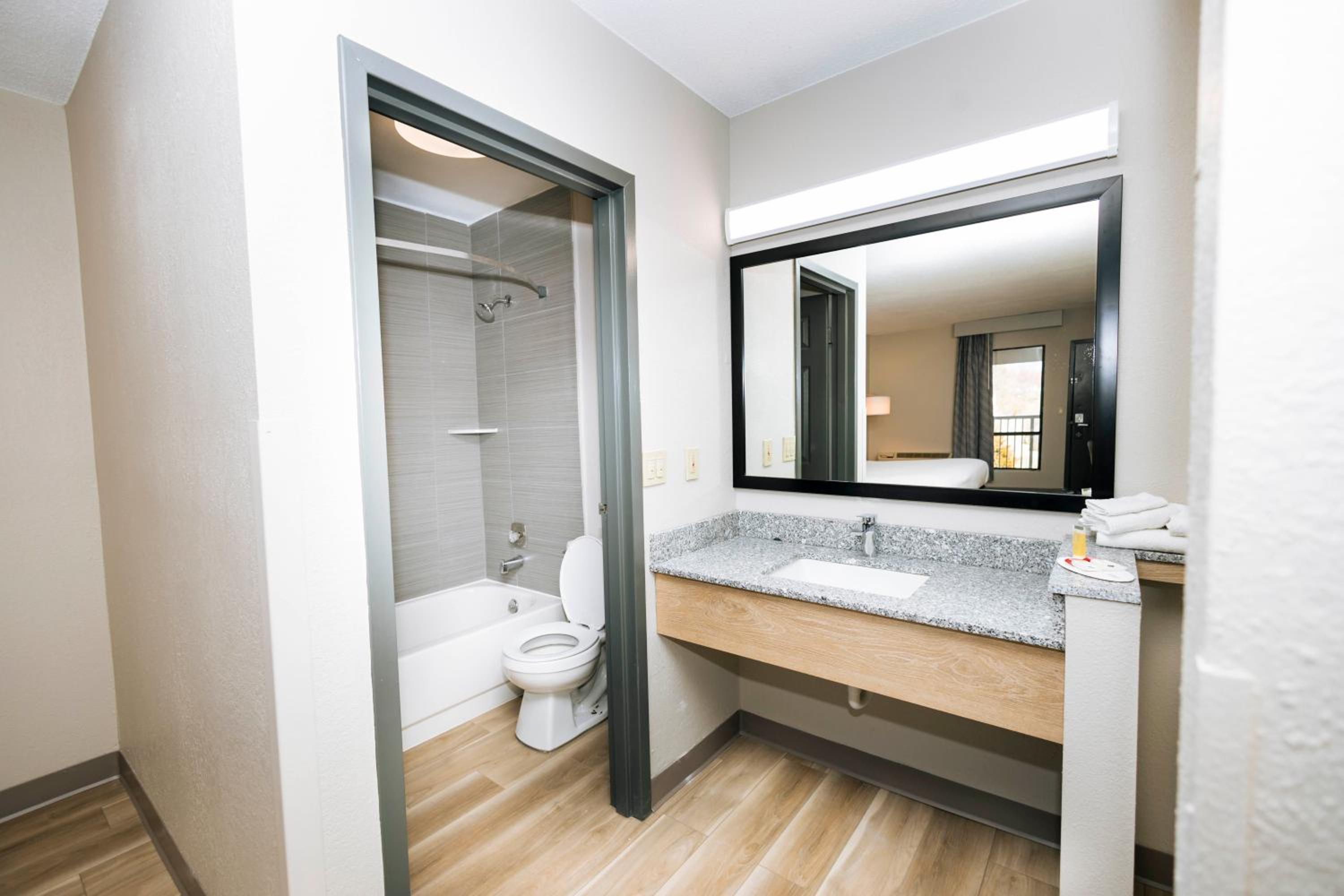 Modern King Room - Non-Smoking - Photo 13