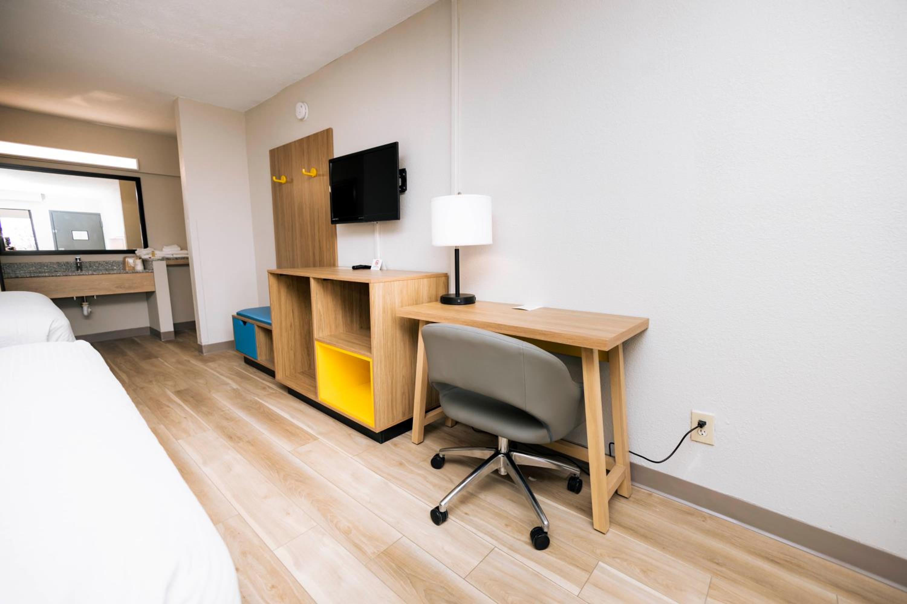Modern Double Room with Two Double Beds - Non-Smoking - Photo 18