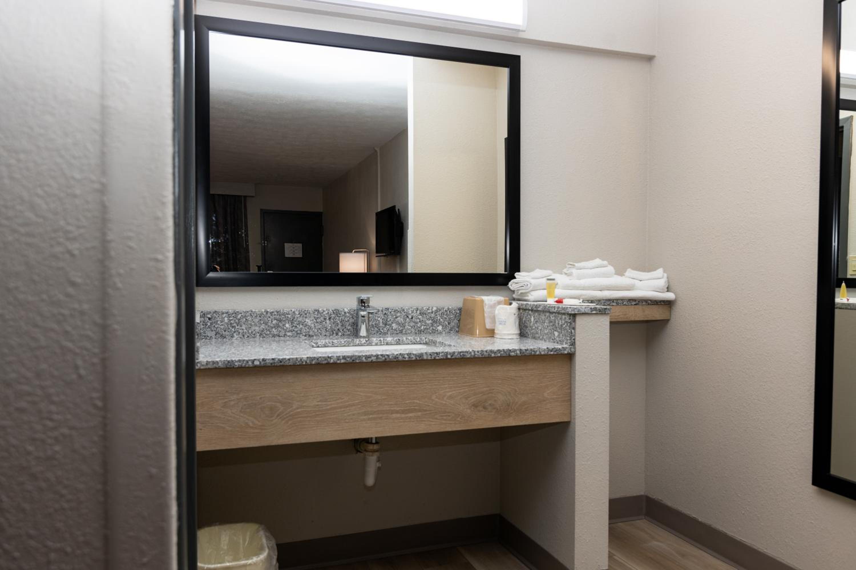 Modern King Room - Non-Smoking - Photo 16
