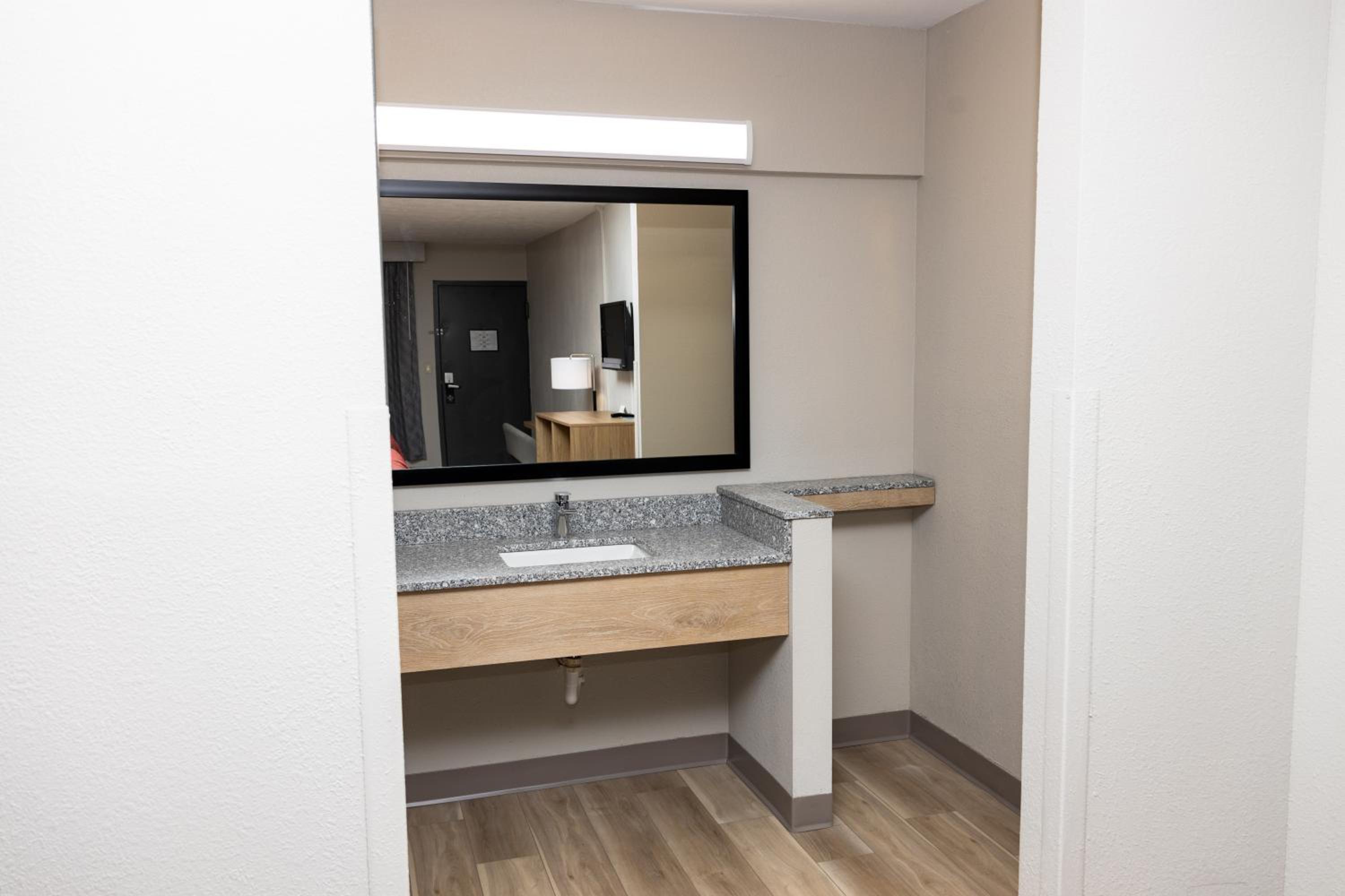 Modern King Room - Non-Smoking - Photo 15