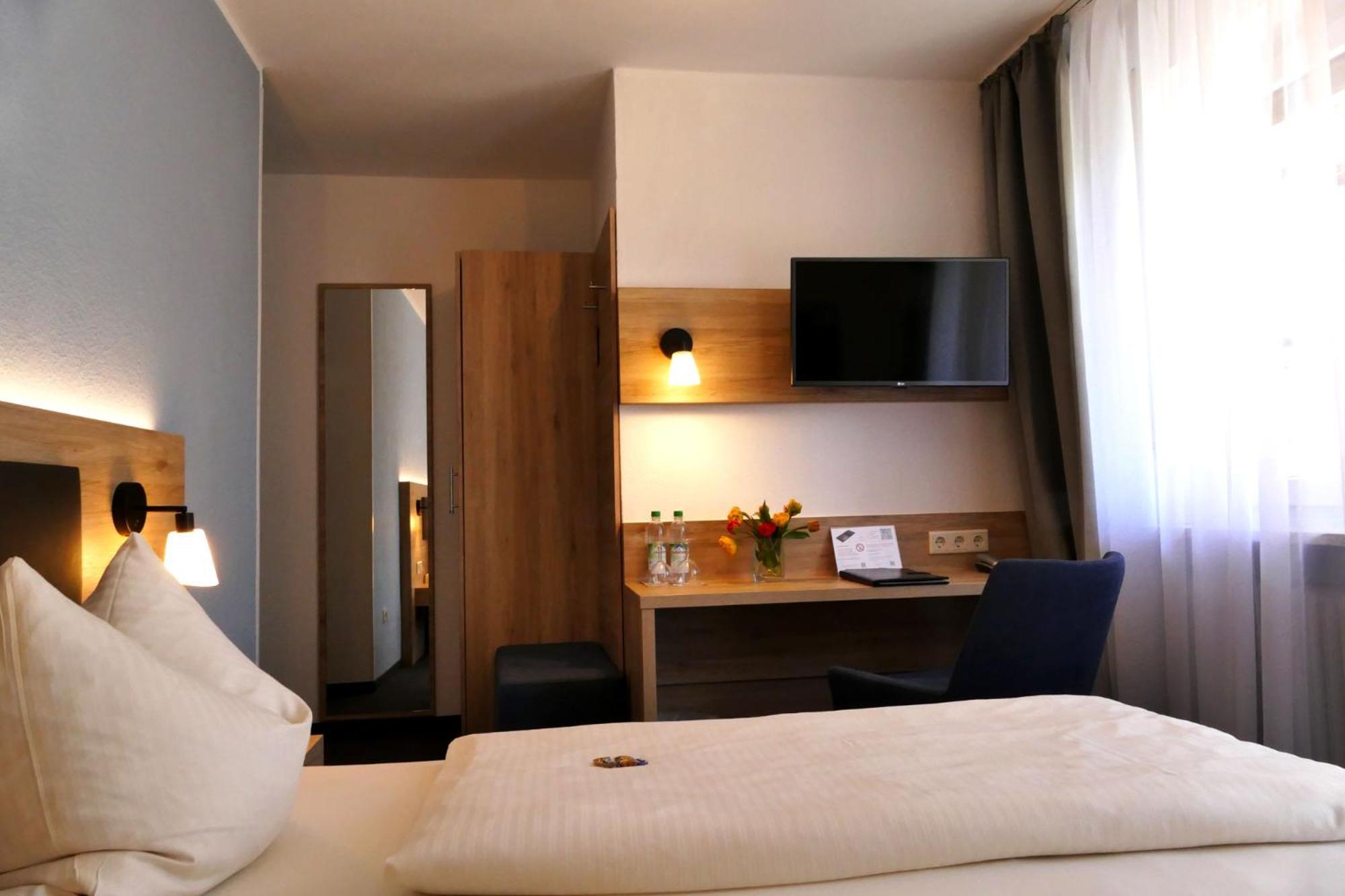 Double or Twin Room - Photo 8