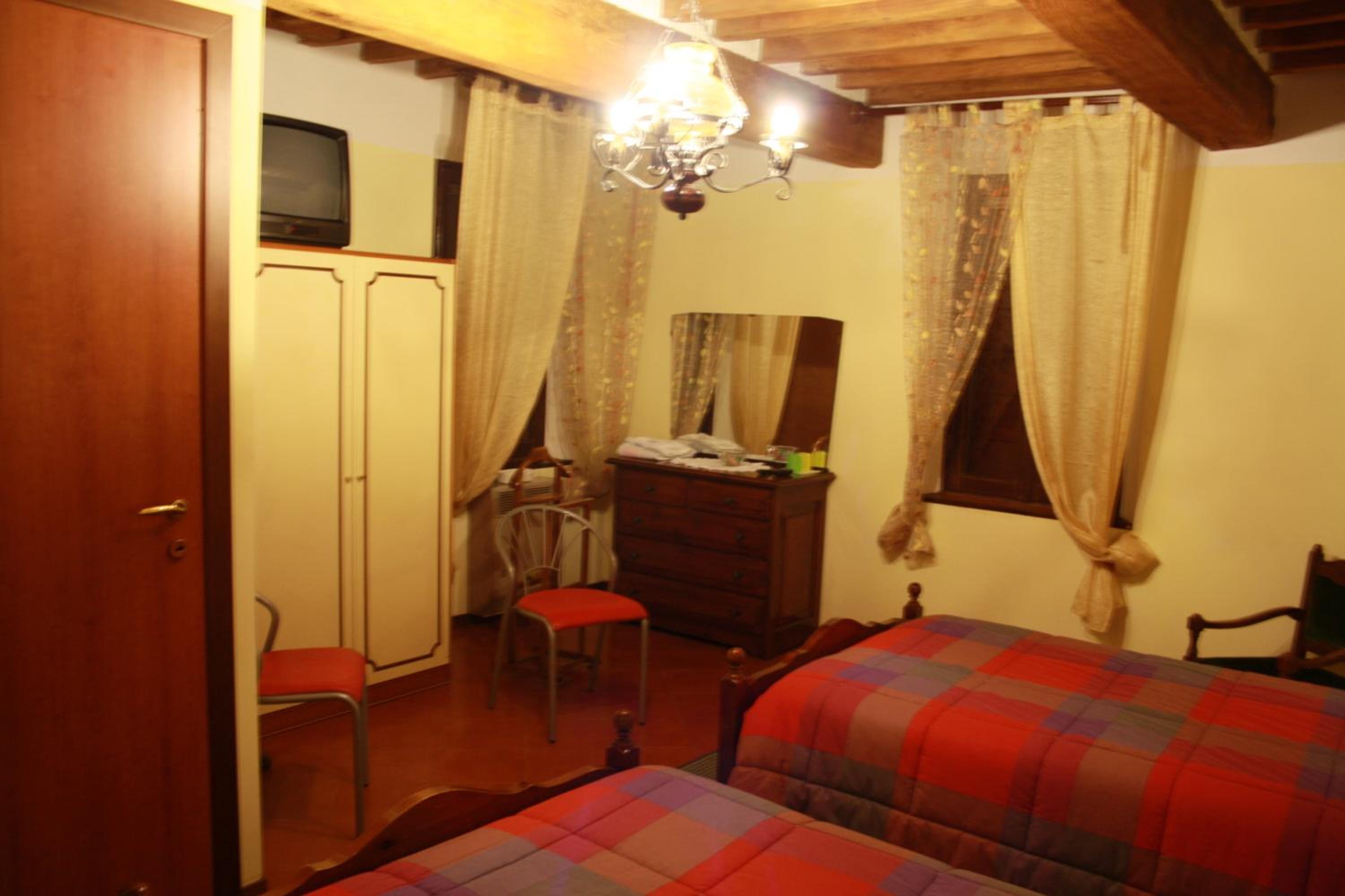 Twin Room with Bathroom - Photo 5