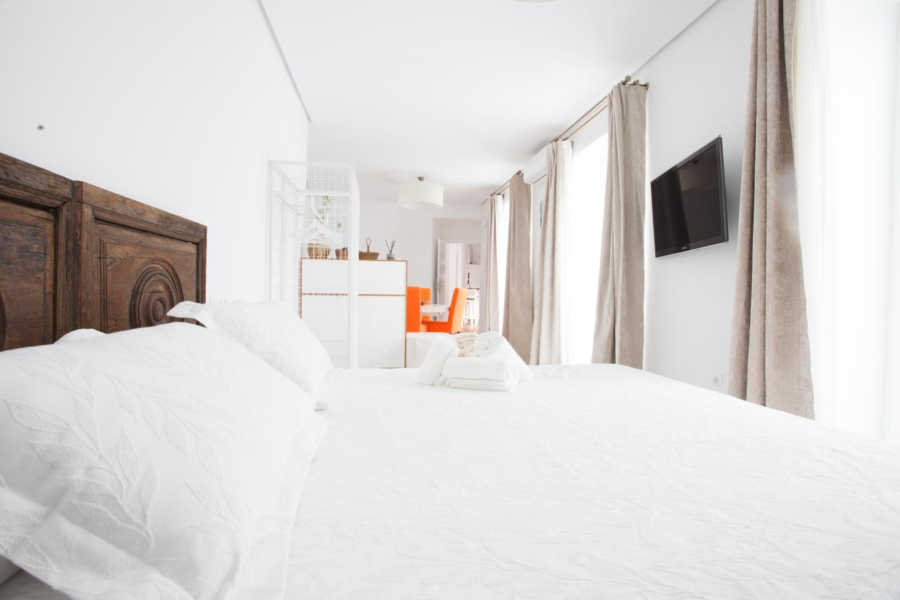 Deluxe Suite with Spa Bath - Photo 17