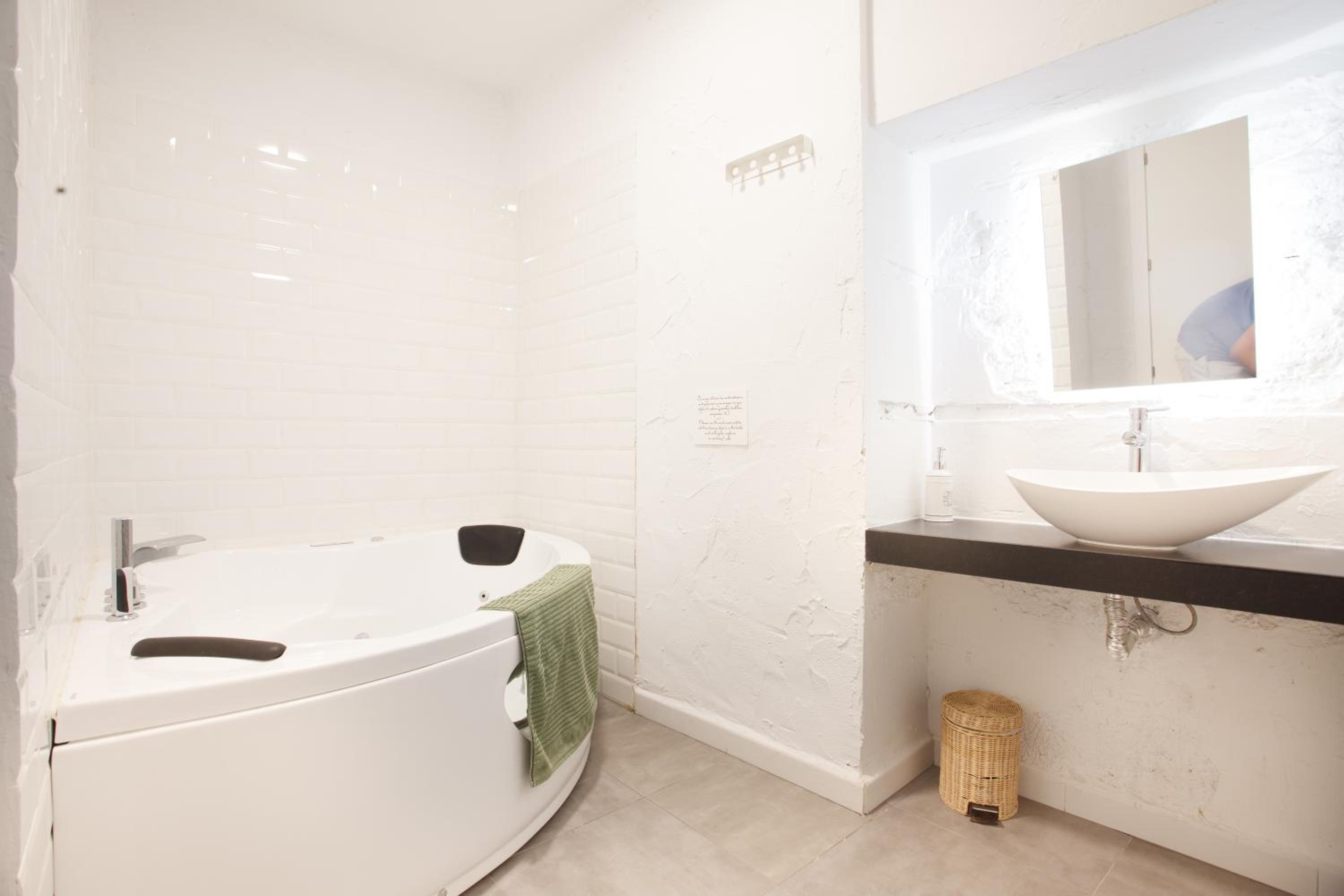 Deluxe Suite with Spa Bath - Photo 18