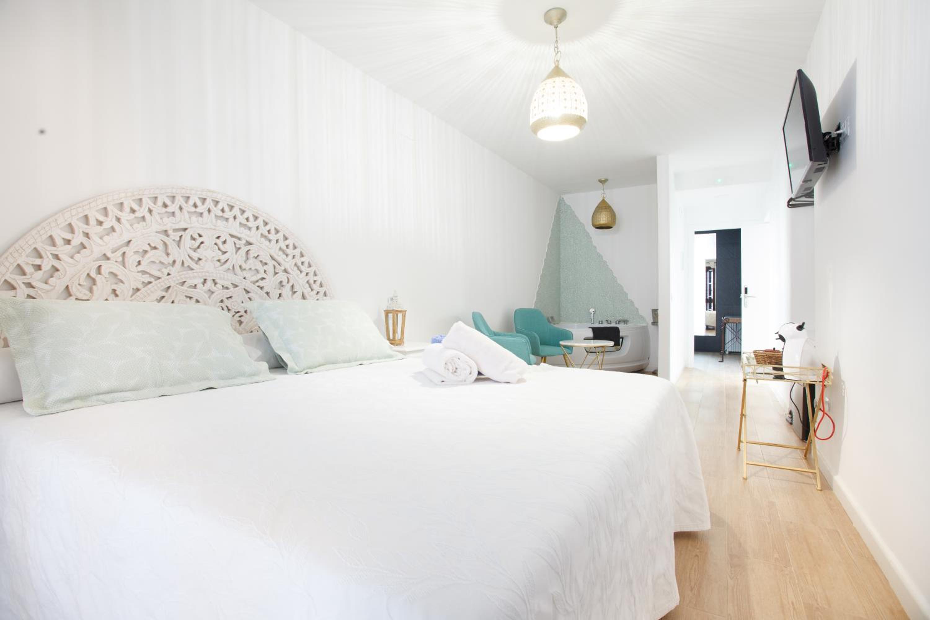 Double Room with Private Bathroom - Photo 13