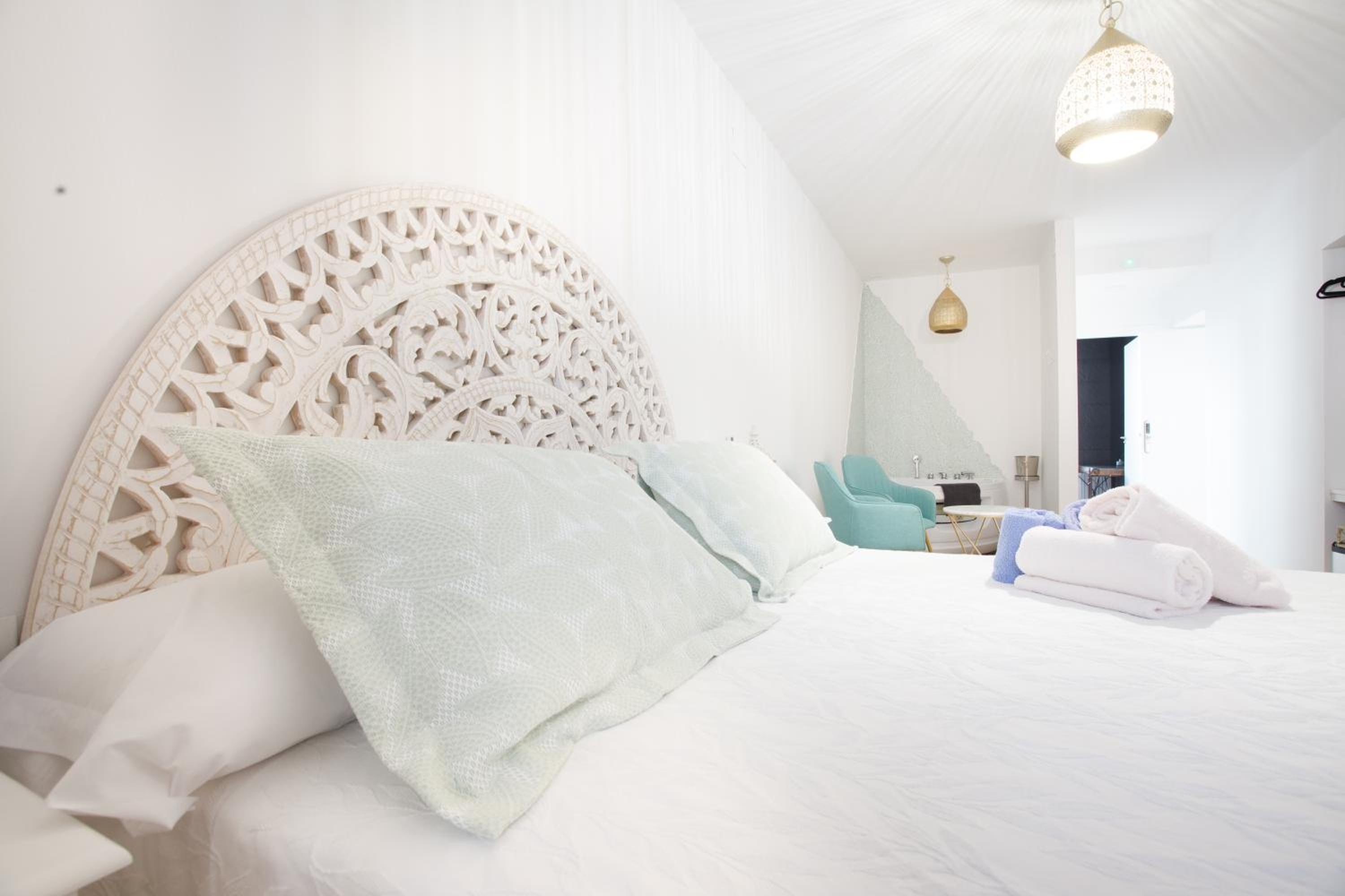 Double Room with Private Bathroom - Photo 12